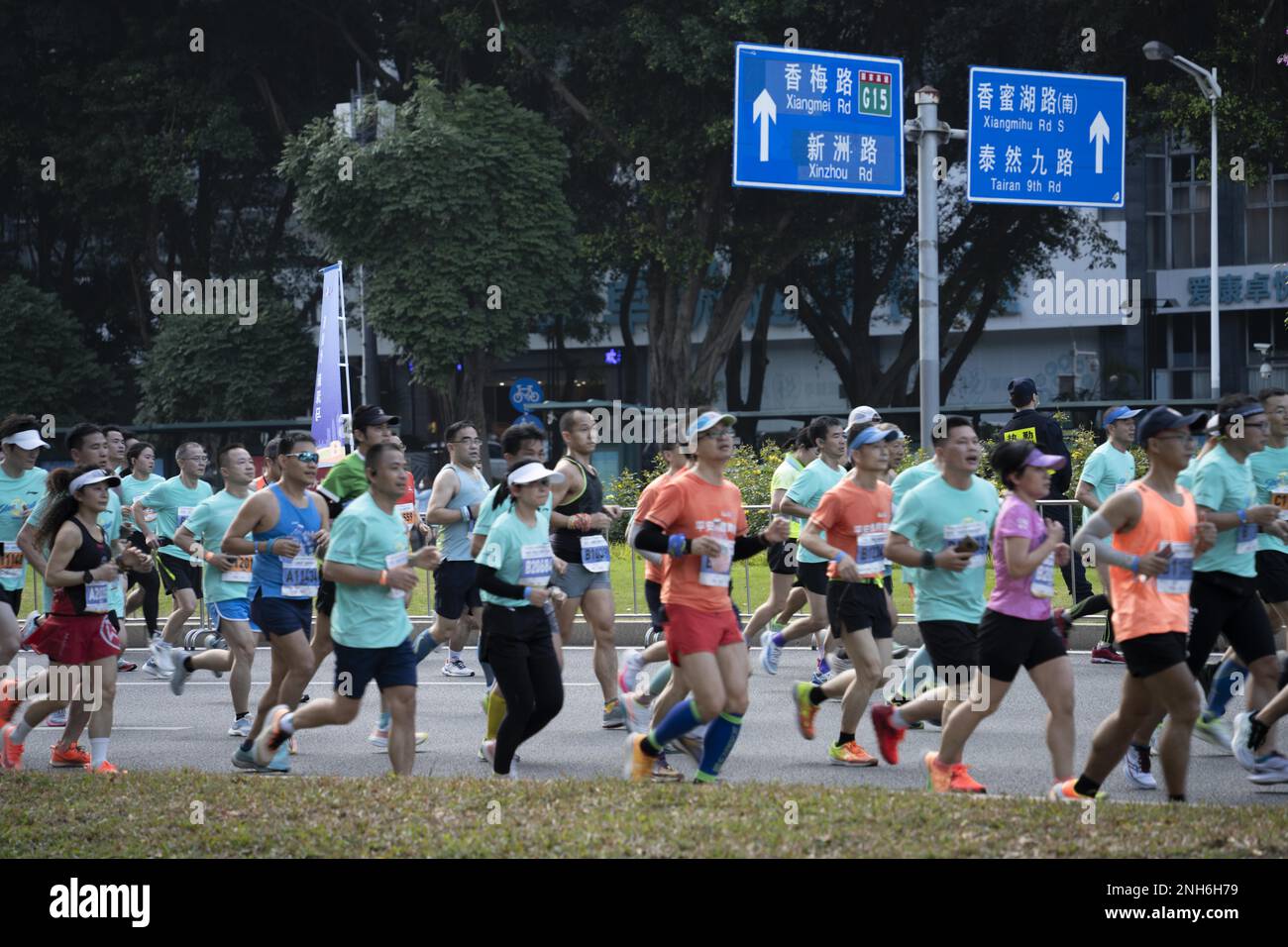 El Maratón de Shenzhen 2022 comienza en la ciudad de Shenzhen, provincia de  Guangdong, al sur de China, el 19 de febrero de 2023. (Foto de  ChinaImages/Sipa USA Fotografía de stock - Alamy