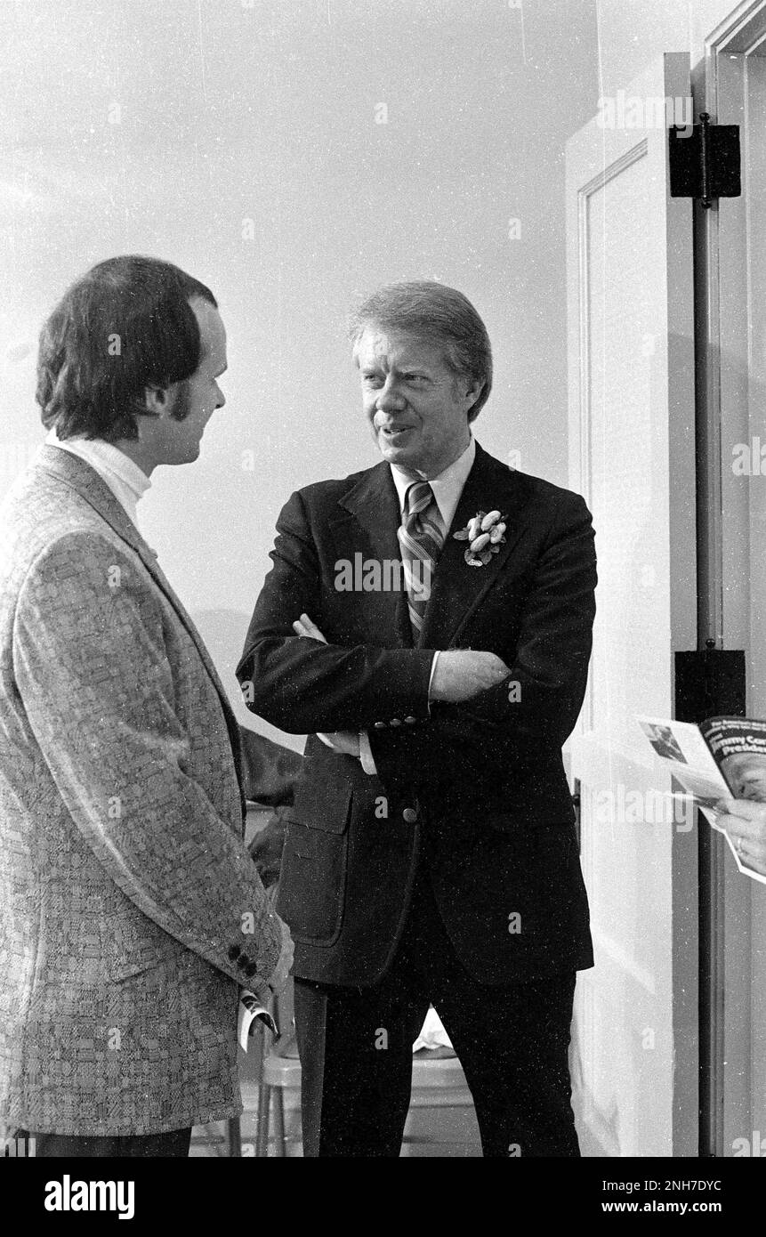 Jimmy Carter es abordado por un miembro más joven del Club Rotario de Newport, NH antes de que se dirija a la pequeña multitud que ha venido a conocerlo. Foto de stock