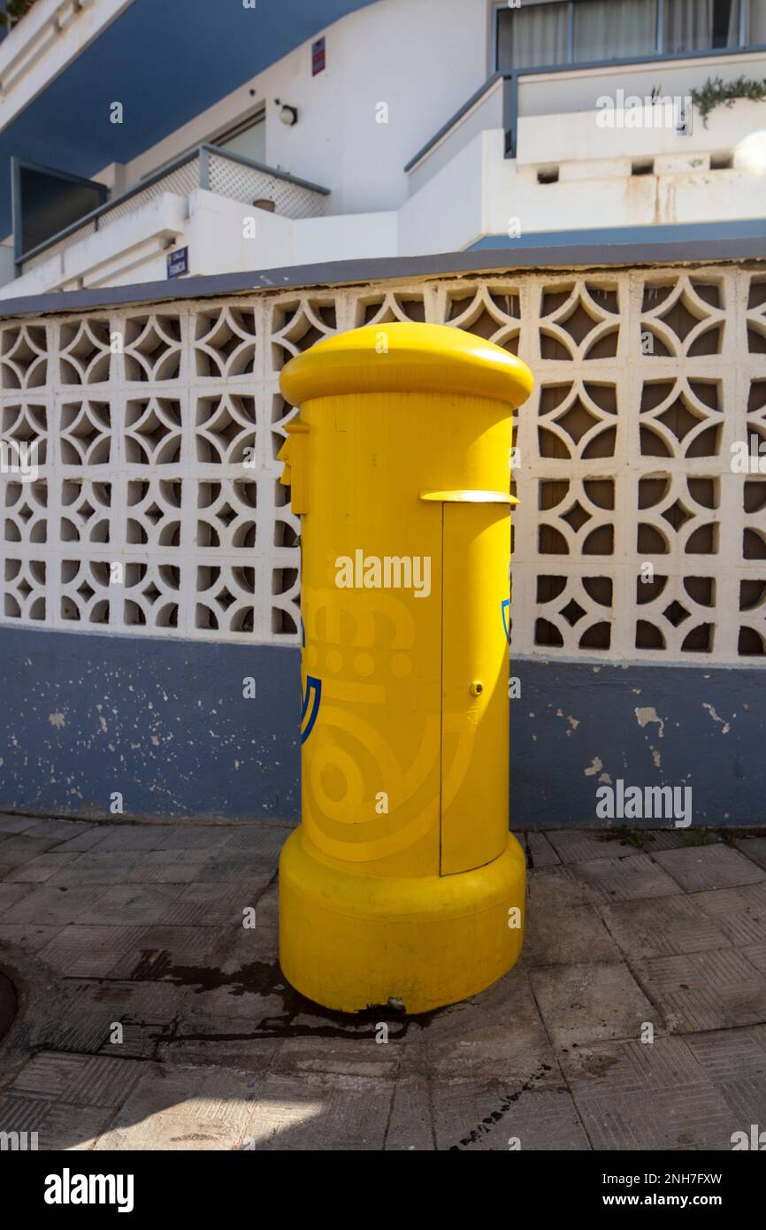 Postal amarillo Puerto de la Cruz, Teneˈɾife; Tenerife, isla, Islas  Canarias, España, turistas, turismo, sol de invierno Fotografía de stock -  Alamy
