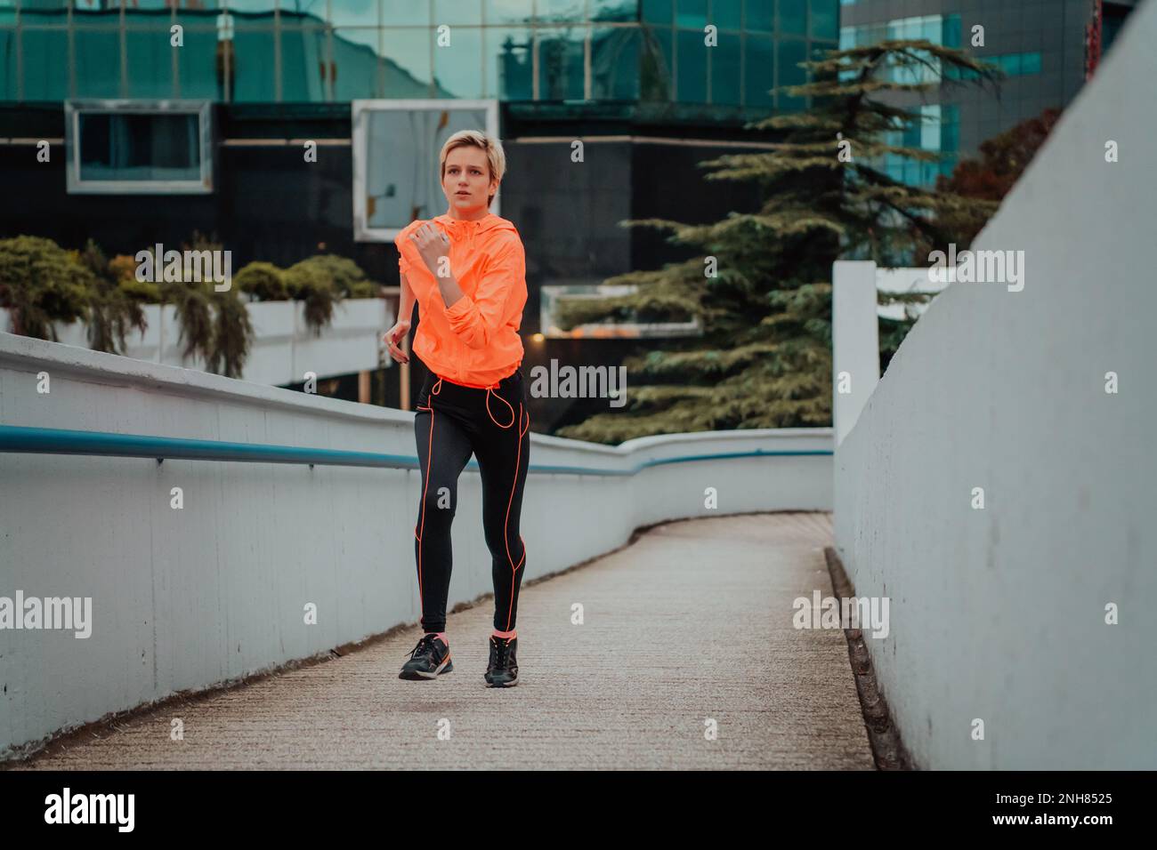 Mujeres con ropa deportiva que corren en un entorno urbano moderno. El concepto de un estilo de vida deportivo y Fotografía de stock - Alamy