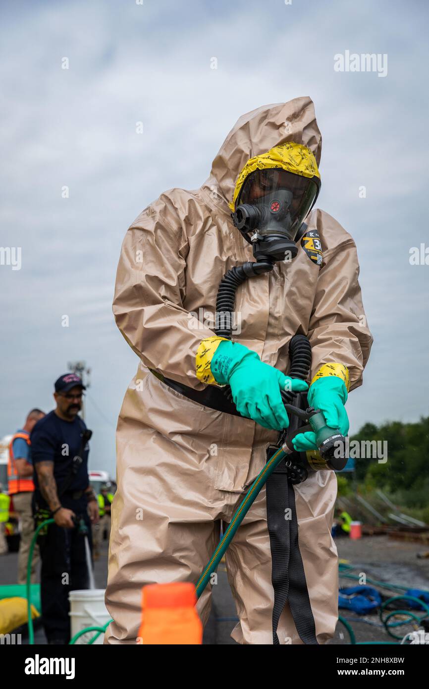 Un oficial del Departamento de Bomberos de Filadelfia prepara la ducha de  descontaminación para un entrenamiento sobre derrames químicos durante el  ejercicio Dense Urban Terrain (DUT) en el CSX Railyard en Filadelfia,
