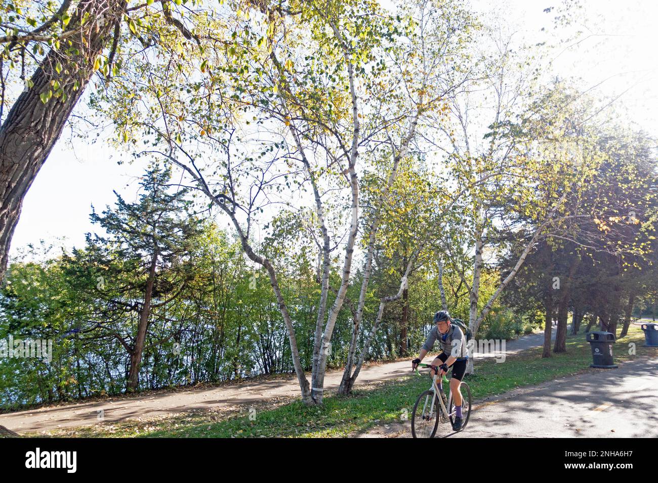 Ciclista en el sendero Cedar Lake disfrutando de un hermoso día de otoño. Minneapolis Minnesota MN EE.UU. Foto de stock