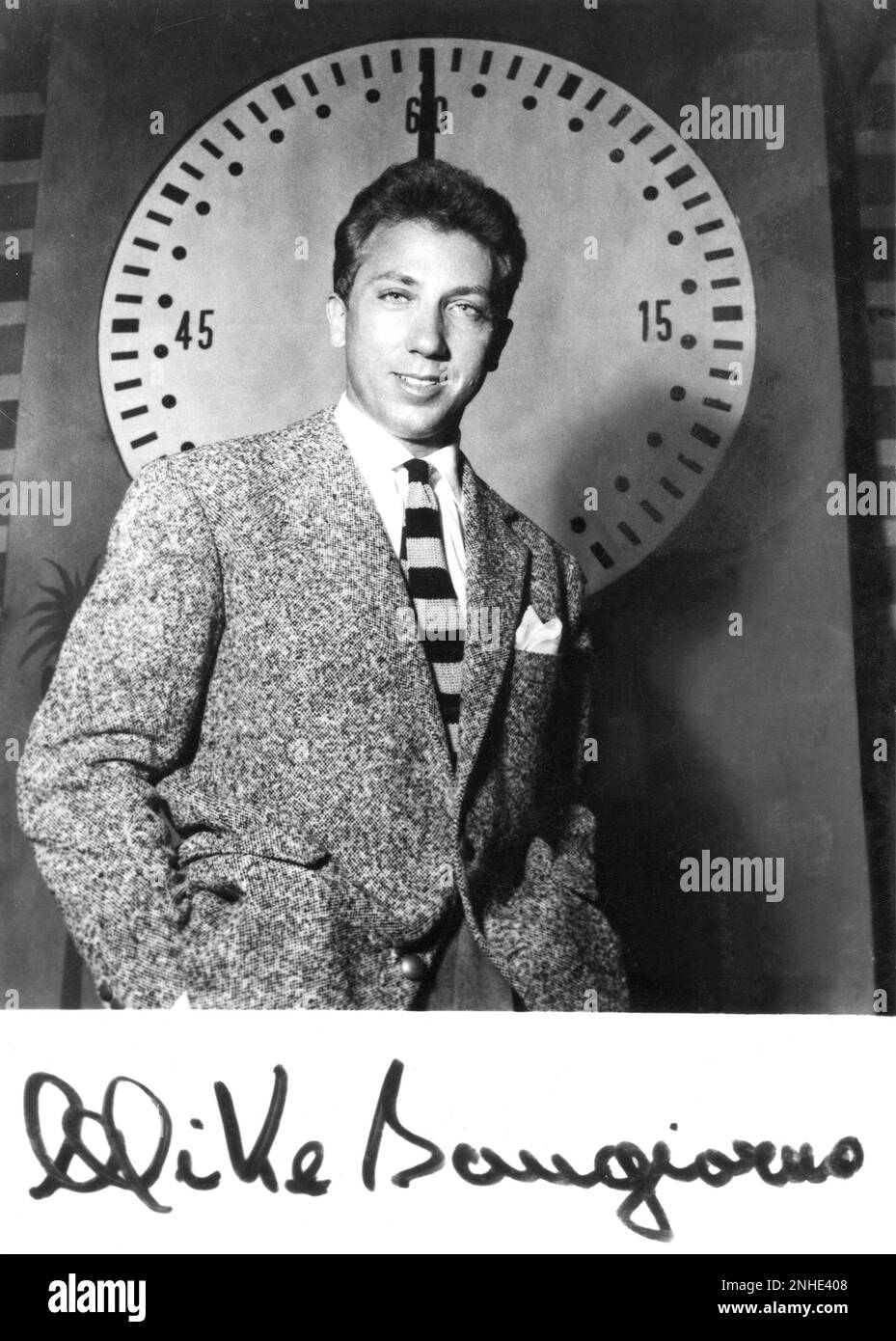 1956. : EL MAESTRO DE LA TELEVISIÓN italiana Y EL REY DE TELE QUEZ-MAN MIKE  BONGIORNO ( Nacido EN NUEVA YORK 1924 ) Cuando era un joven compére  interrogador en la radio