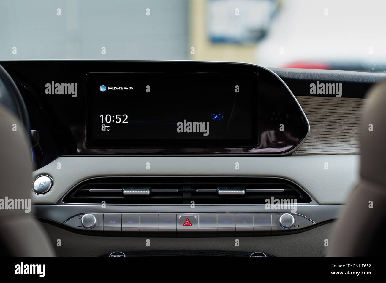 Radio de coche digital. radio de coche moderno en coche. sistema de pantalla  táctil multimedia inteligente.