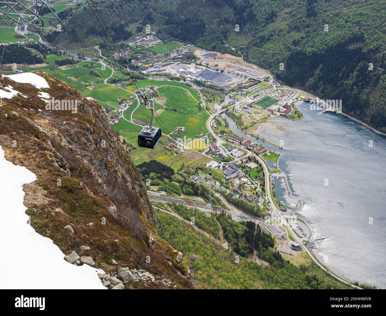 Una vista de la ciudad de Loen desde el tranvía aéreo Loen Skylift desde Mt. Hoven sobre Nordfjord en Stryn, Noruega. Foto de stock