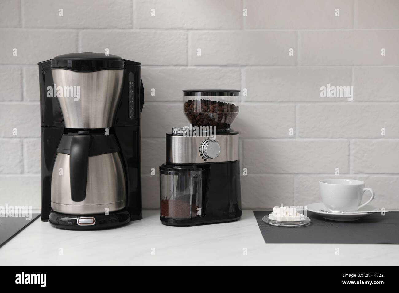 Ingredientes para una cafetera. Granos de café y polvo molido en una  encimera de piedra Fotografía de stock - Alamy