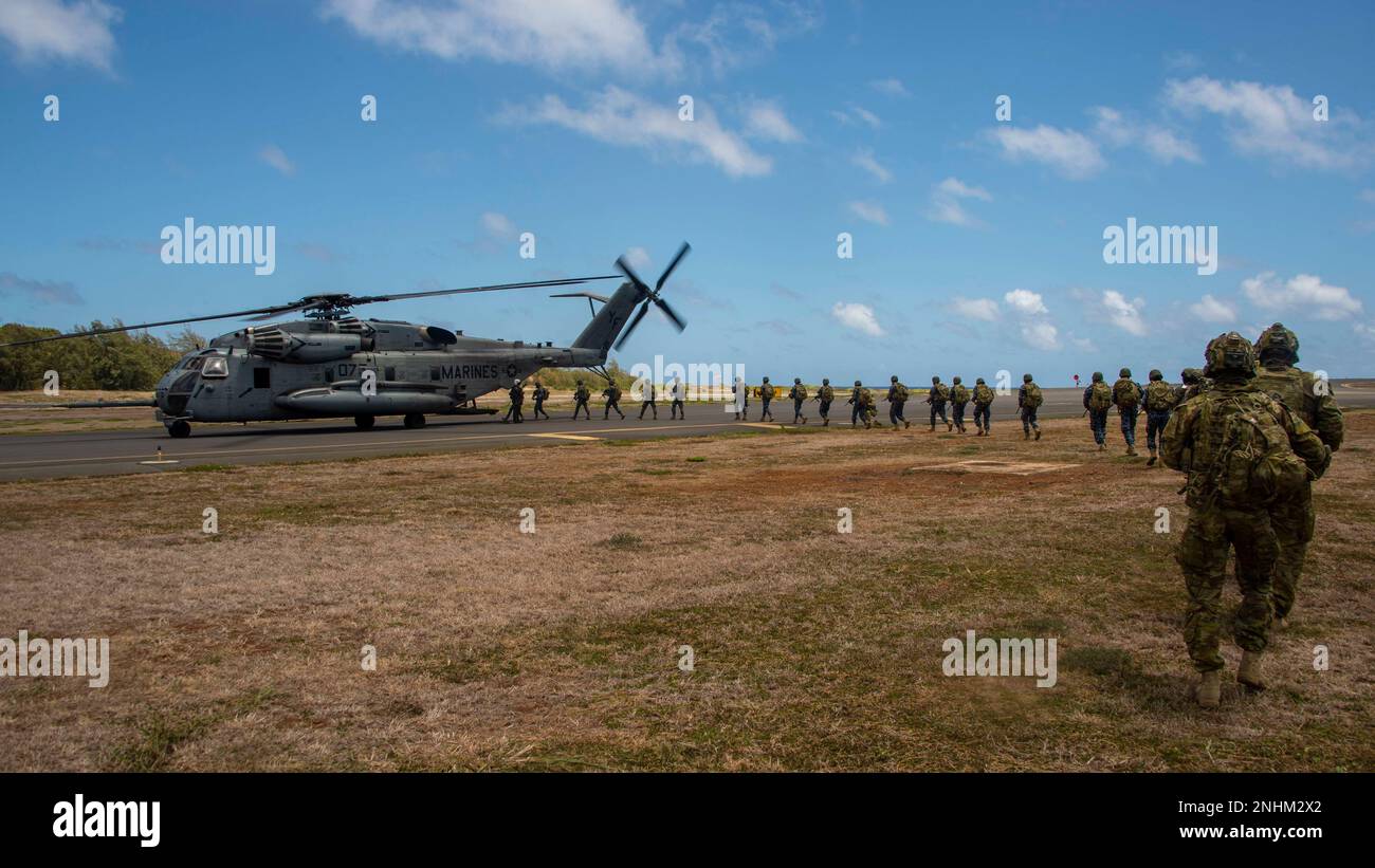 KANEOHE BAY, Hawaii (30 de julio de 2022) Soldados del Ejército Australiano, Marines Malayos y Marines de Sri Lanka embarcan un Super Stallion CH-53E, unido al Escuadrón de Helicópteros Pesados Marinos (HMH) 462, durante Rim of the Pacific (RIMPAC) 2022, 30 de julio, durante una incursión anfibia. Veintiséis naciones, 38 barcos, tres submarinos, más de 170 aviones y 25.000 miembros del personal participan en RIMPAC del 29 de junio al 4 de agosto en y alrededor de las islas hawaianas y el sur de California. RIMPAC, el mayor ejercicio marítimo internacional del mundo, ofrece una oportunidad única de capacitación, a la vez que fomenta y sostiene Foto de stock