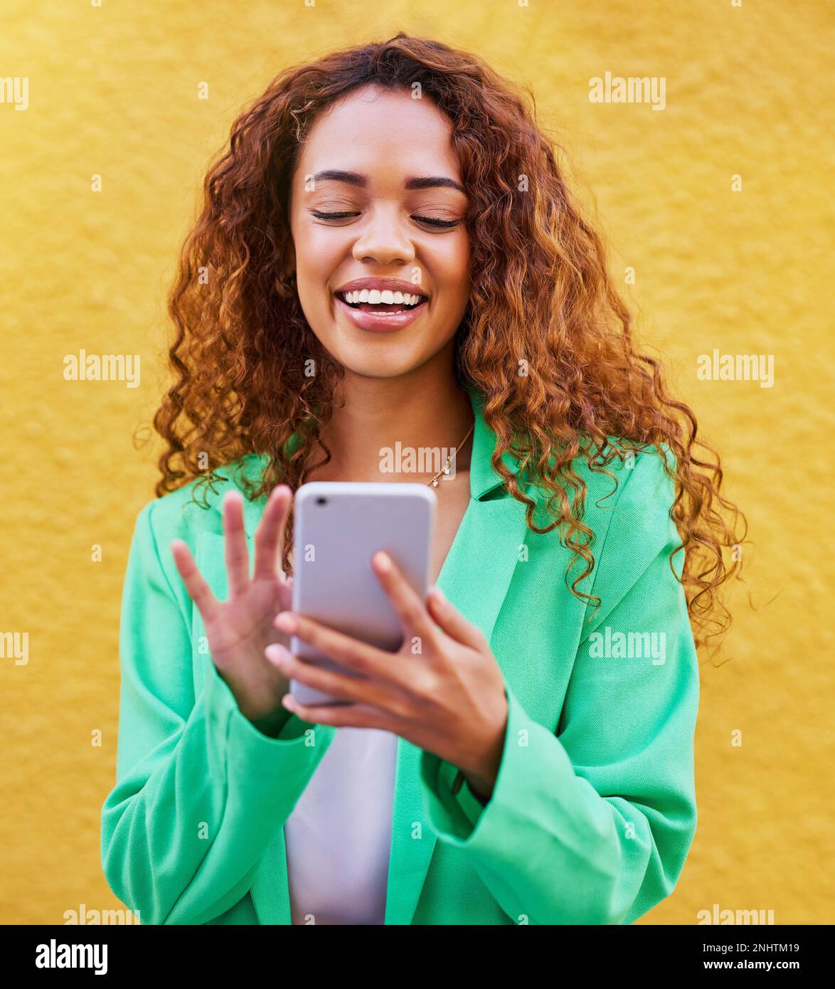 Belleza, teléfono y mujer negra aislada en fondo amarillo para la búsqueda en línea, blog de maquillaje o consejos de color de moda. Joven modelo o persona escribiendo en Fotografía de stock - Belleza, teléfono y mujer negra aislada en fondo amarillo para la búsqueda en línea, blog de maquillaje o consejos de color de moda. Joven modelo o persona escribiendo en Fotografía de stock -