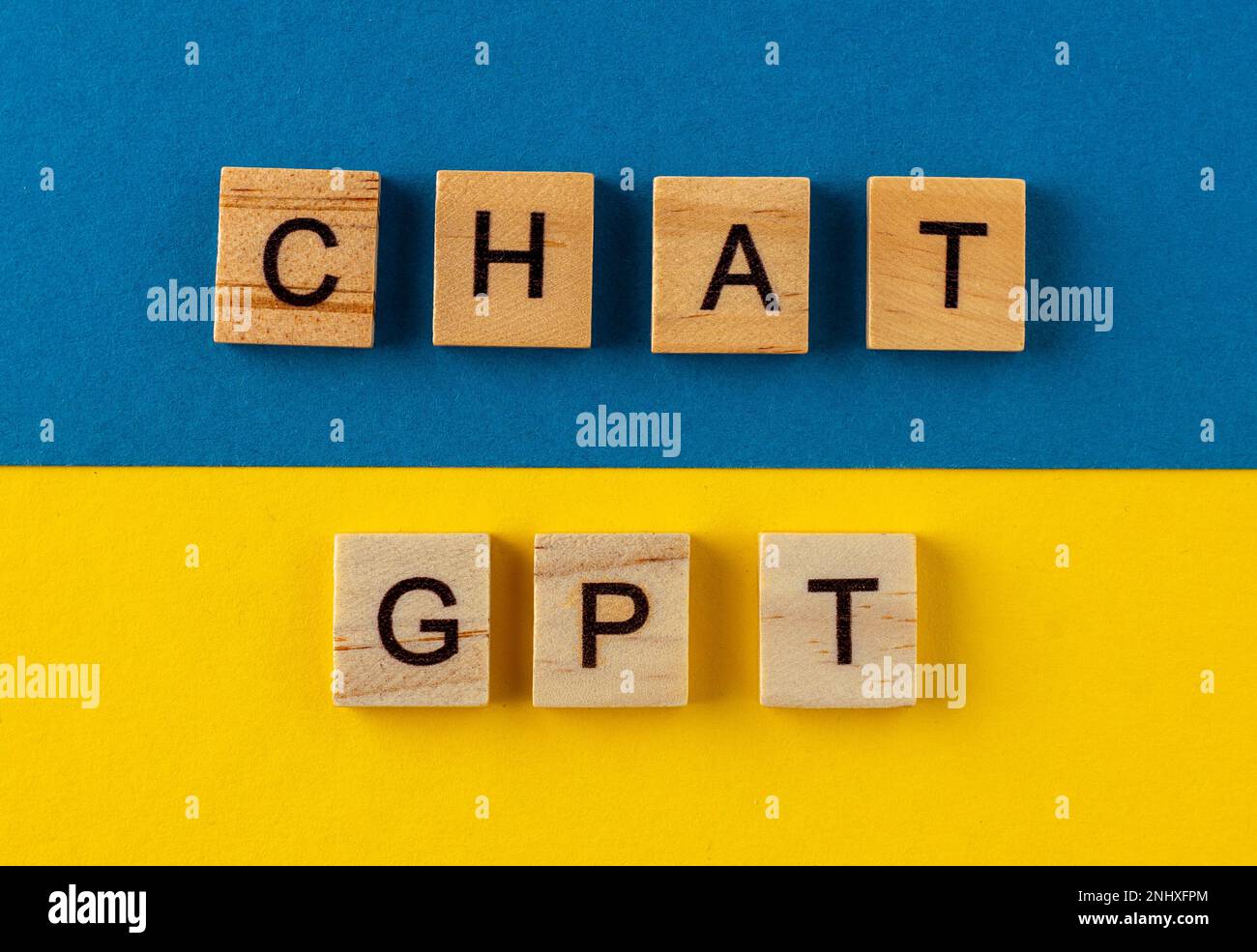 Fondo de ChatGPT. Palabras en letras de madera. Chatea con IA o  Inteligencia Artificial por OpenAI. Frase en un azul y amarillo. Ucrania  color Fotografía de stock - Alamy