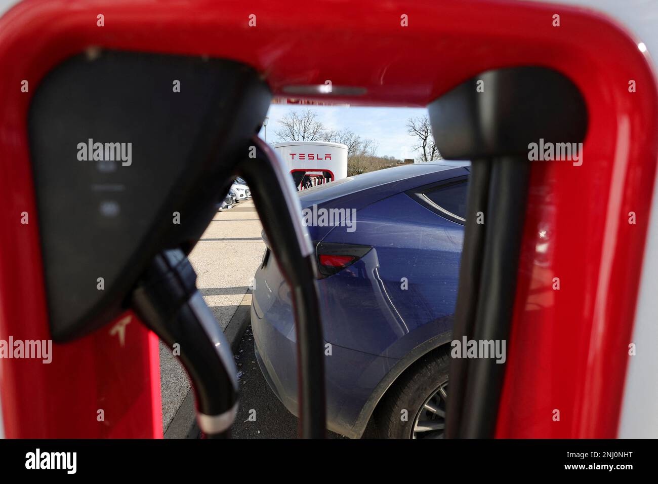 Un conductor recarga la batería de su coche Tesla, en una estación de carga  Tesla Super, en una gasolinera en la carretera de Chateauvillain, Francia,  el 20 de febrero de 2023. REUTERS/Pascal