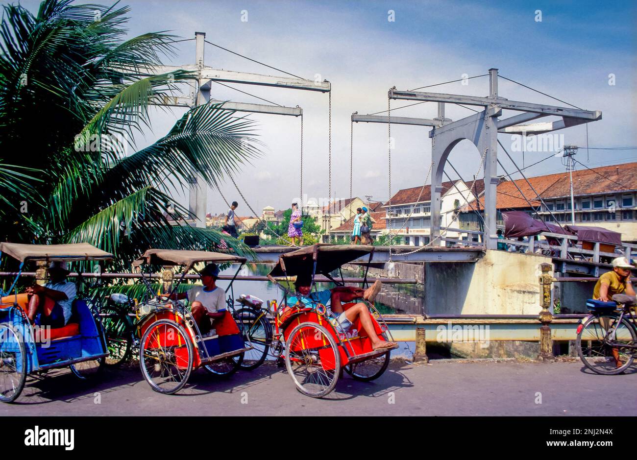 Indonesia, Yakarta. Rickshaws frente a un puente levadizo holandés. Foto de stock