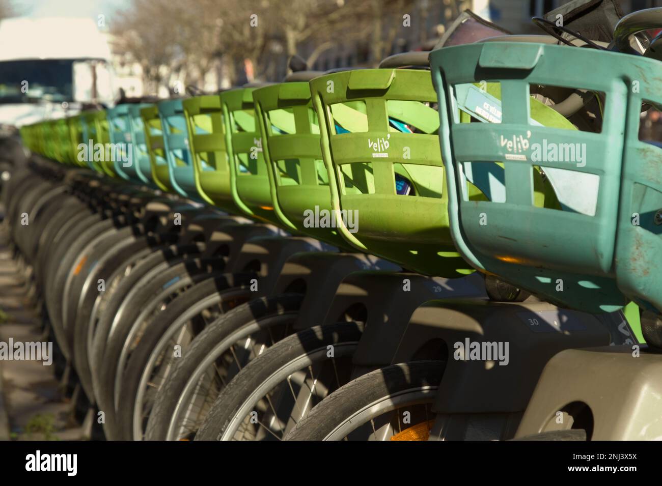 Fila de bicicletas Velib Metropole de pie en Una calle París Francia Foto de stock