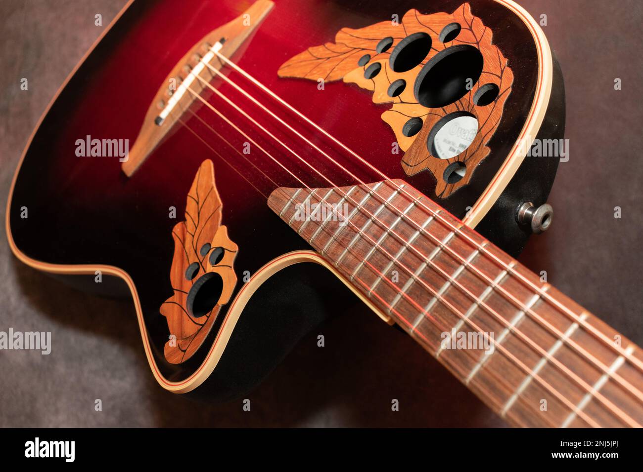 Ovation acoustic guitar fotografías e imágenes de alta resolución - Alamy