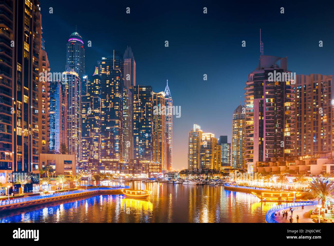 Arquitectura moderna del puerto deportivo de Dubai por la noche. Une a los Emiratos Árabes Foto de stock