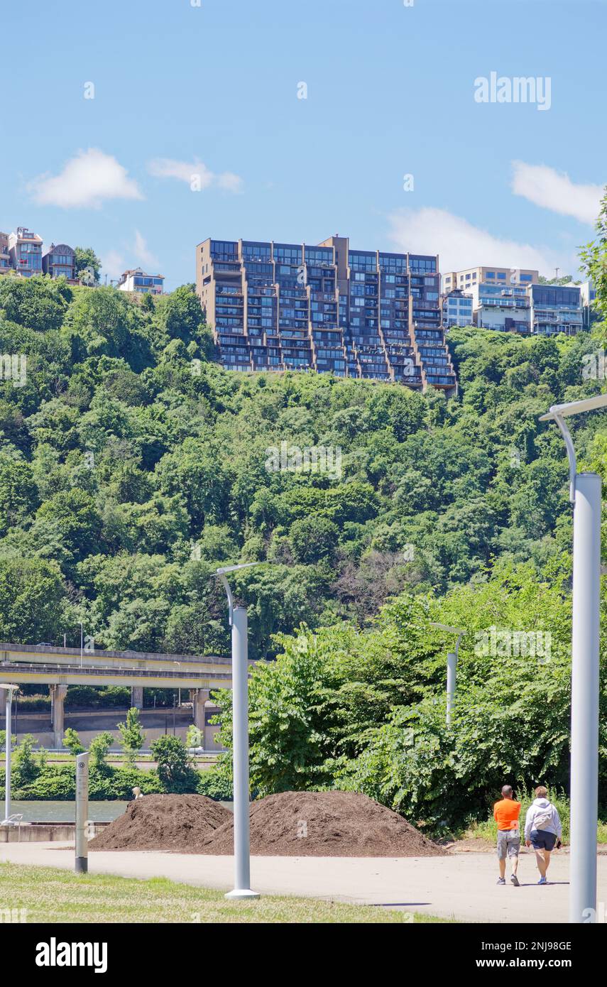 Vista desde Point State Park: 1000 Grandview Ave. Apartamentos en Mount Washington. Foto de stock