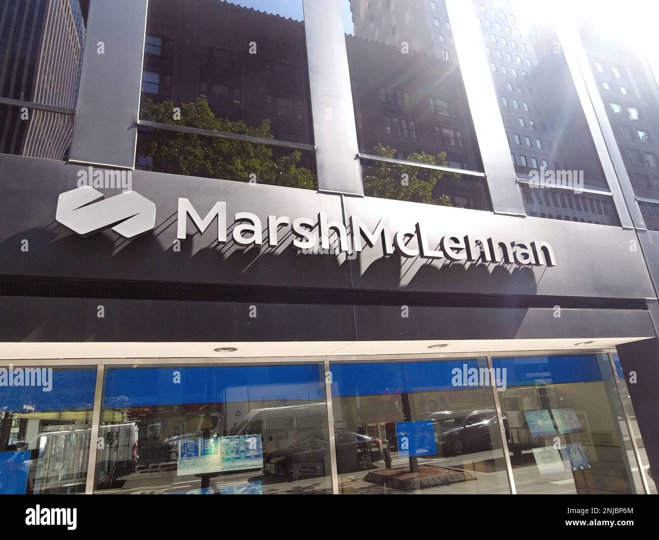 Nueva York, NY - Agosto 26. 2021: Firma de la compañía de seguros y de corretaje financiero Marsh McLennan, firma, nombre y logotipo corporativo de la oficina de Midtown Manhattan. Foto de stock