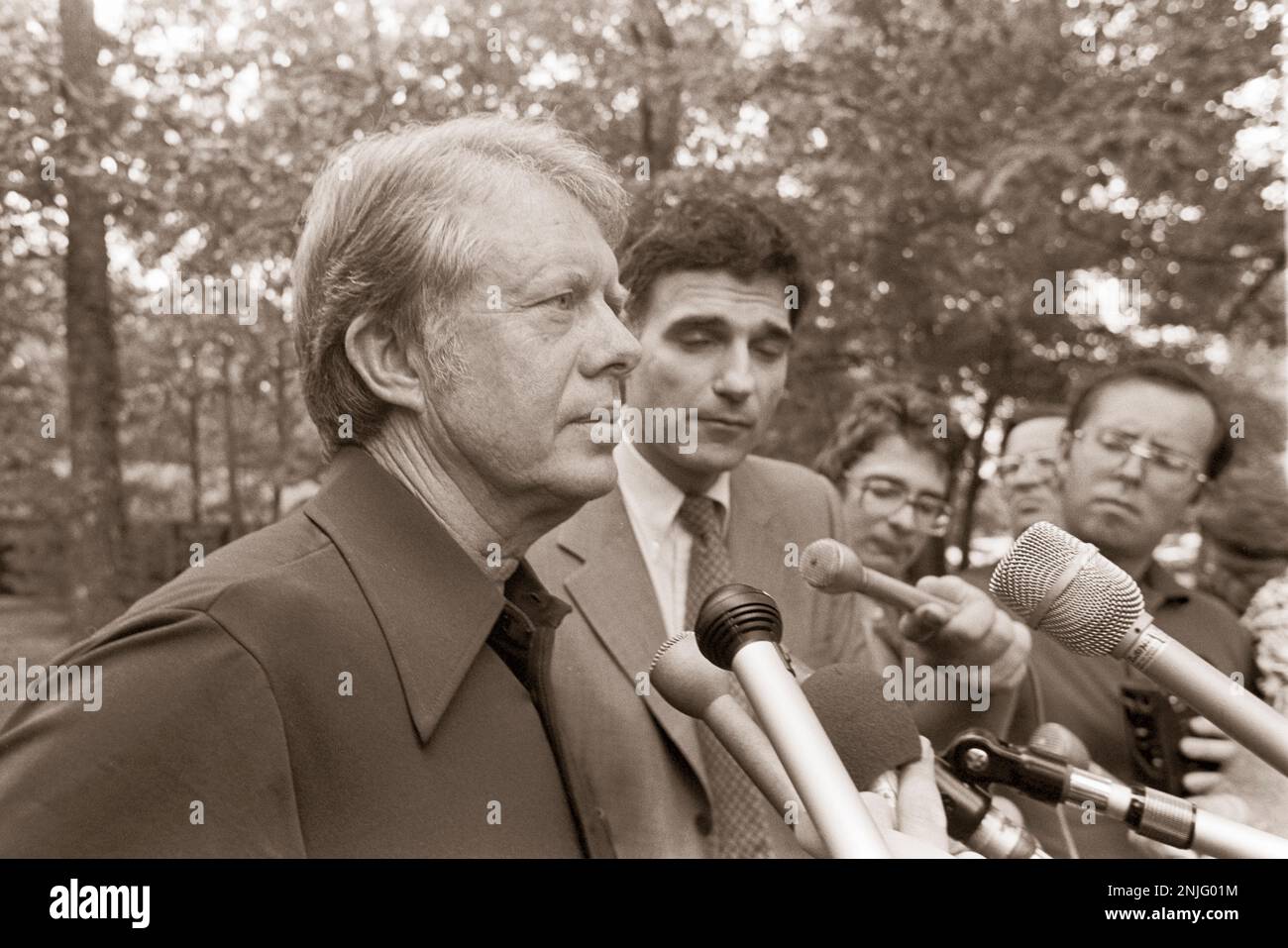 El presidente electo Jimmy Carter, con el defensor del consumidor RALPH NADER en Carter's Plains, GA casa. Foto de stock