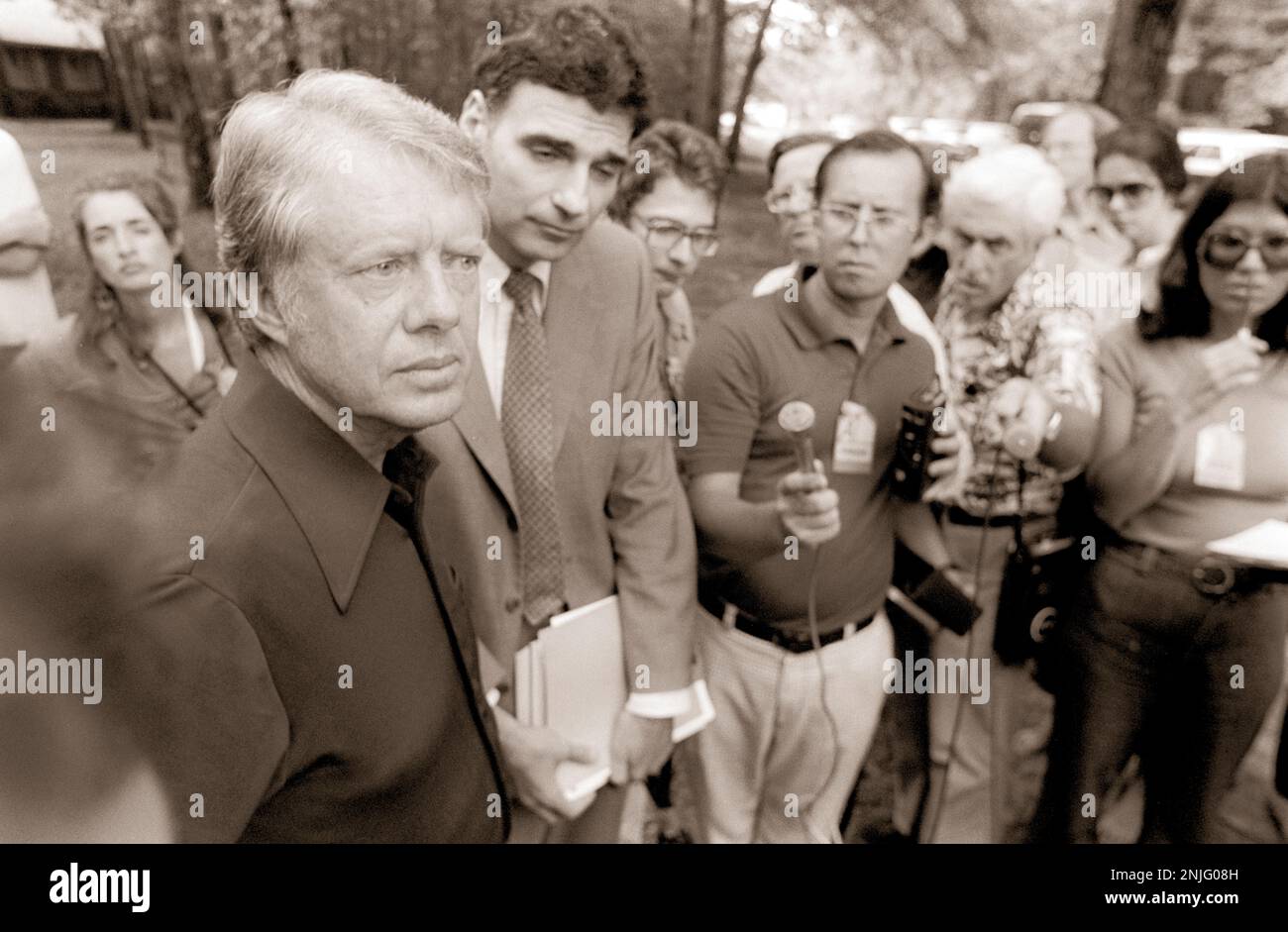 El presidente electo Jimmy Carter, con el defensor del consumidor RALPH NADER en Carter's Plains, GA casa. Foto de stock