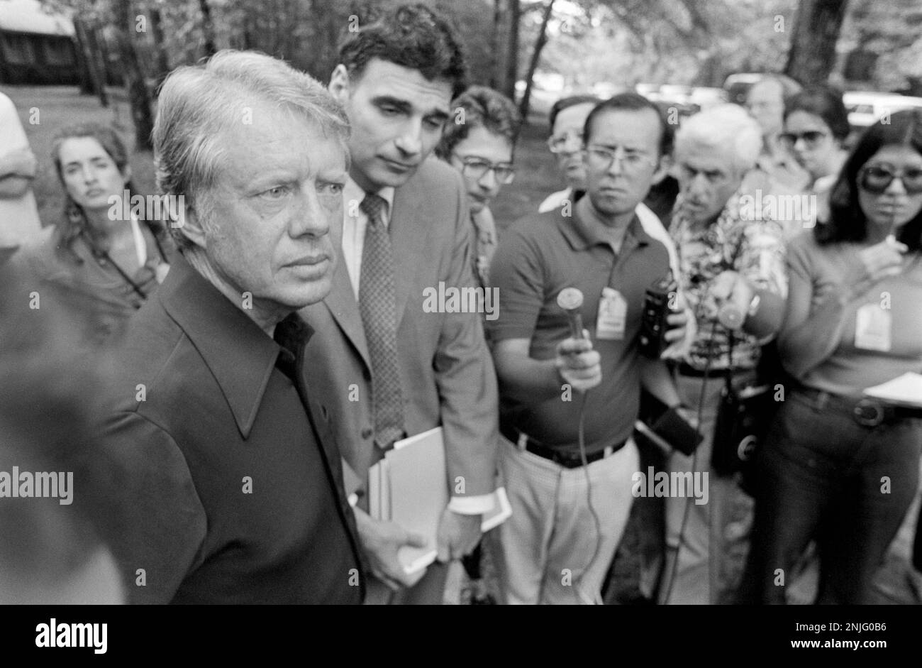 El presidente electo Jimmy Carter, con el defensor del consumidor RALPH NADER en Carter's Plains, GA casa. Foto de stock