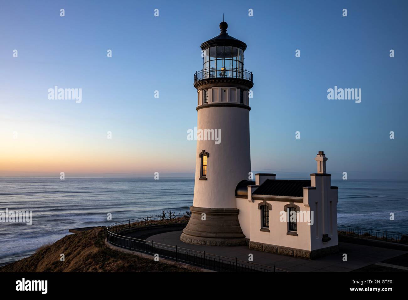 WA23039-00... WASHINGTON - Faro de North Point con vistas al Océano Pacífico después de la puesta de sol, 2 millas al norte de la entrada del río Columbia. Foto de stock