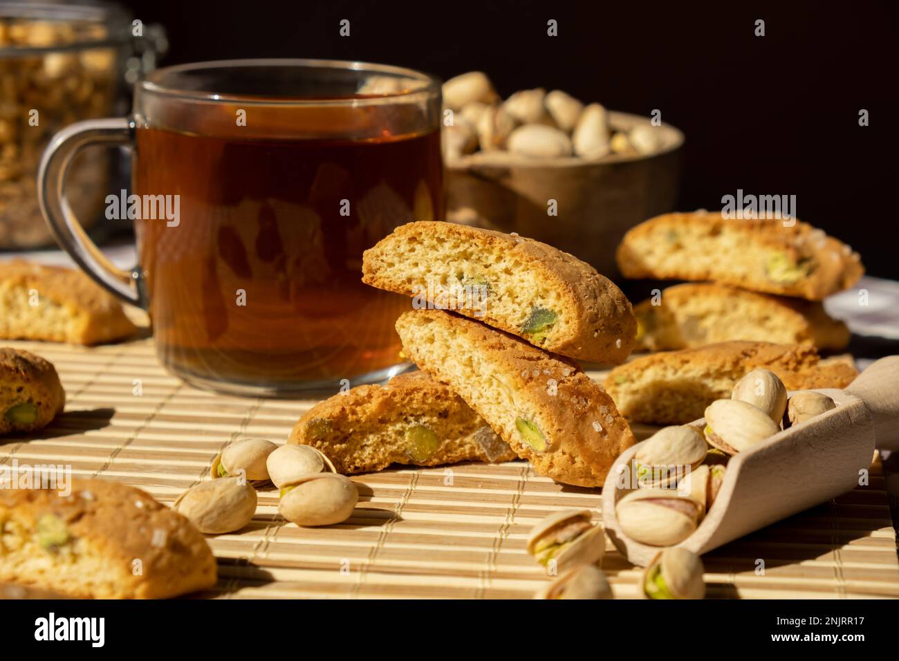 Biscotti Cantuccini Galletas de galletas con pistachos y pan corto de  cáscara de limón. Taza de té. Teatime rompe la comida sana de comer. Casero  fresco italiano c Fotografía de stock -