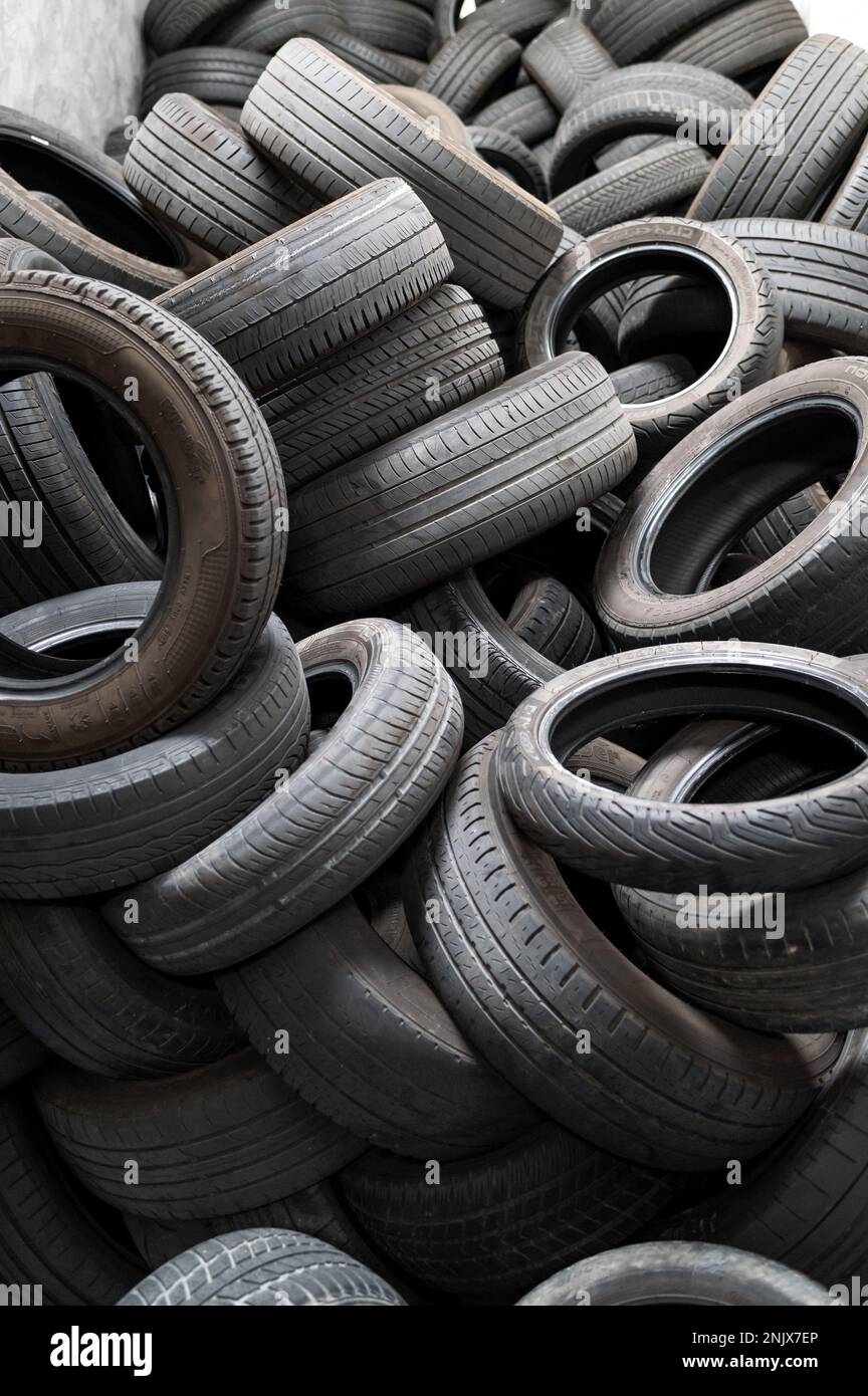 Fondo de marco completo de enorme pila de neumáticos usados negros desechados del automóvil Foto de stock
