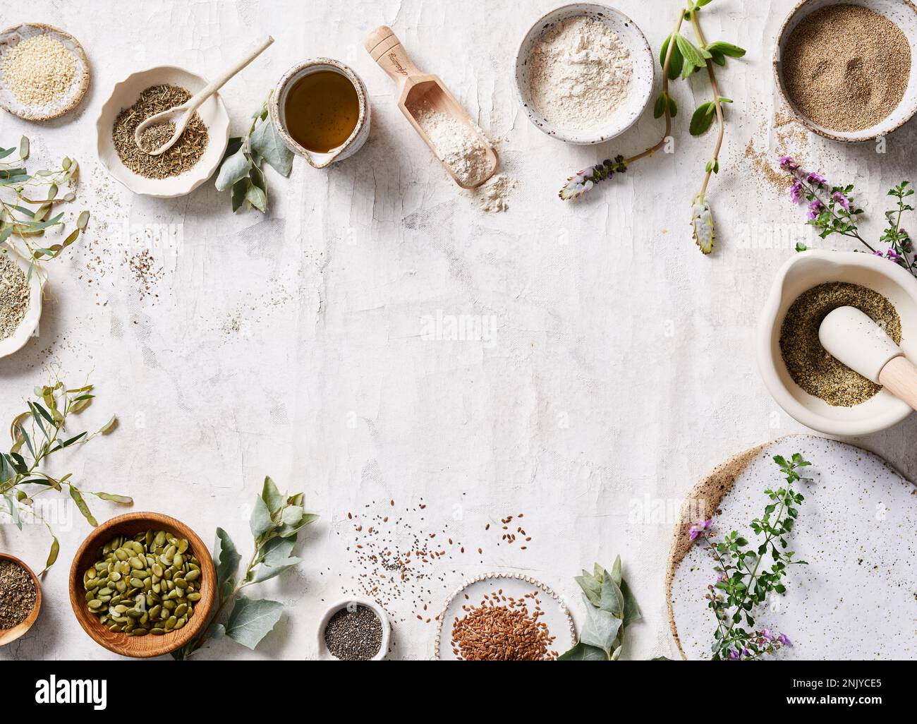 Vista superior Composición de especias aromáticas y hierbas dispuestas en  mesa blanca con flores frescas Fotografía de stock - Alamy