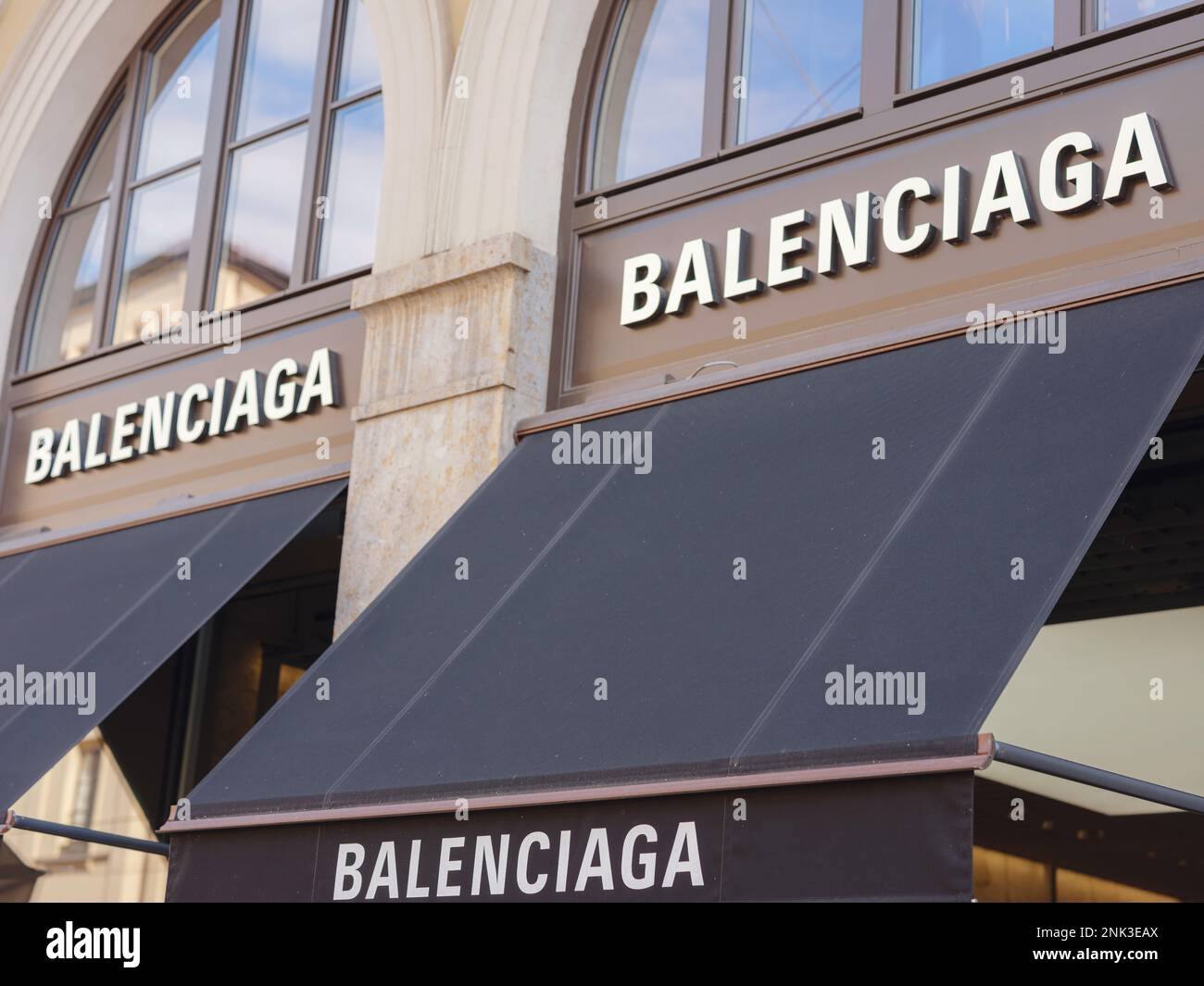 Munich, Alemania - 5 de agosto de 2022: Frente de la tienda Balenciaga.  Balenciaga es una casa europea de moda de lujo fundada por Cristóbal  Balenciaga Fotografía de stock - Alamy