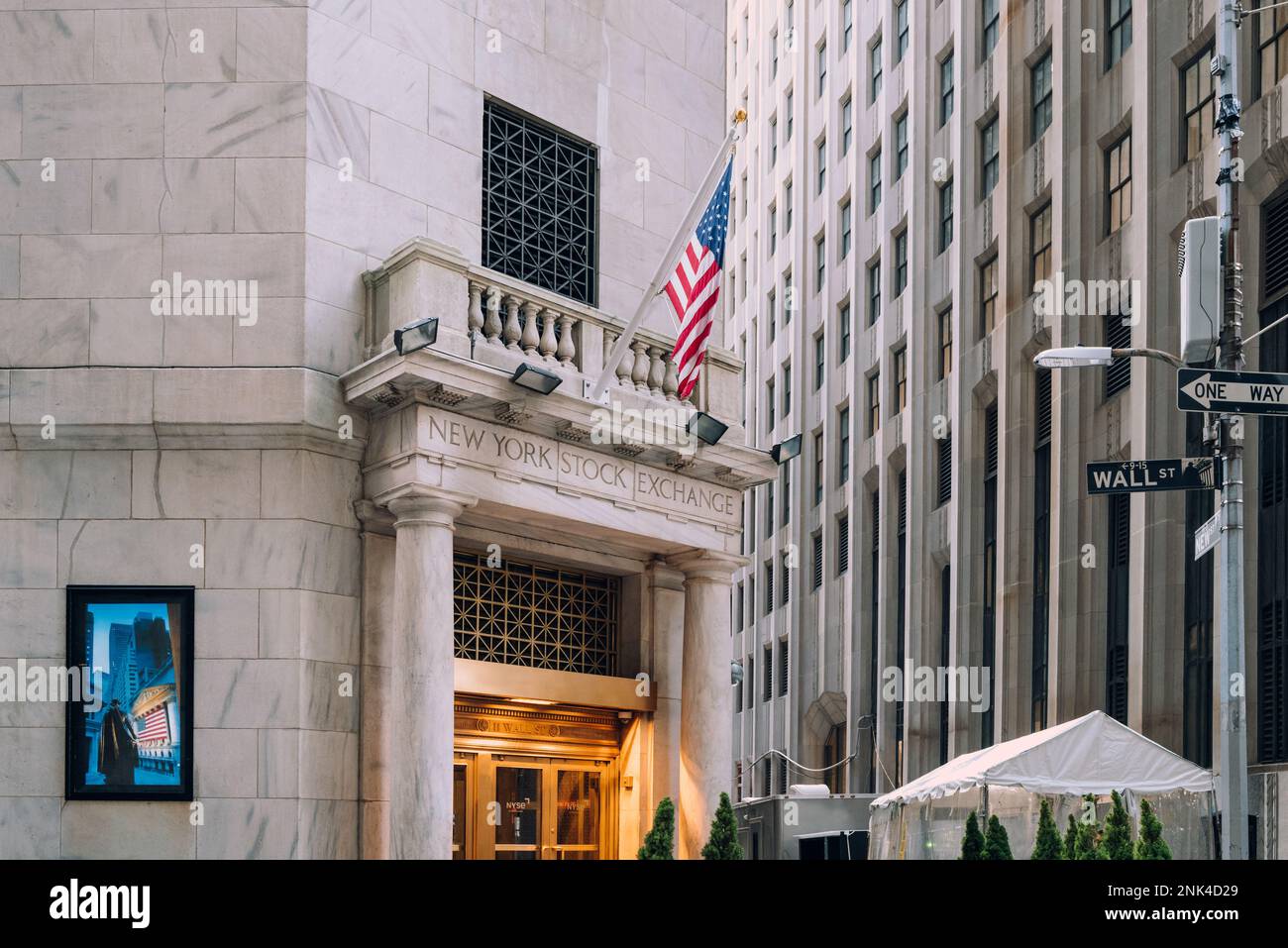Nueva York, EE.UU. - 25 de noviembre de 2022: Entrada a la Bolsa de Valores  de Nueva York, una bolsa de valores estadounidense en el Distrito  Financiero del Bajo Manhattan en Fotografía