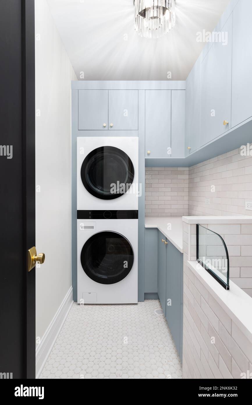 una sala de lavandería con lavadora y secadora en el piso frente a un  apartamento tipo loft Fotografía de stock - Alamy