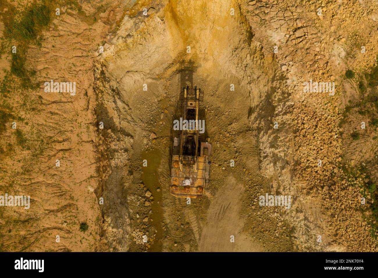 Fotografía de drones de excavadora abandonada en cantera durante el día de verano Foto de stock