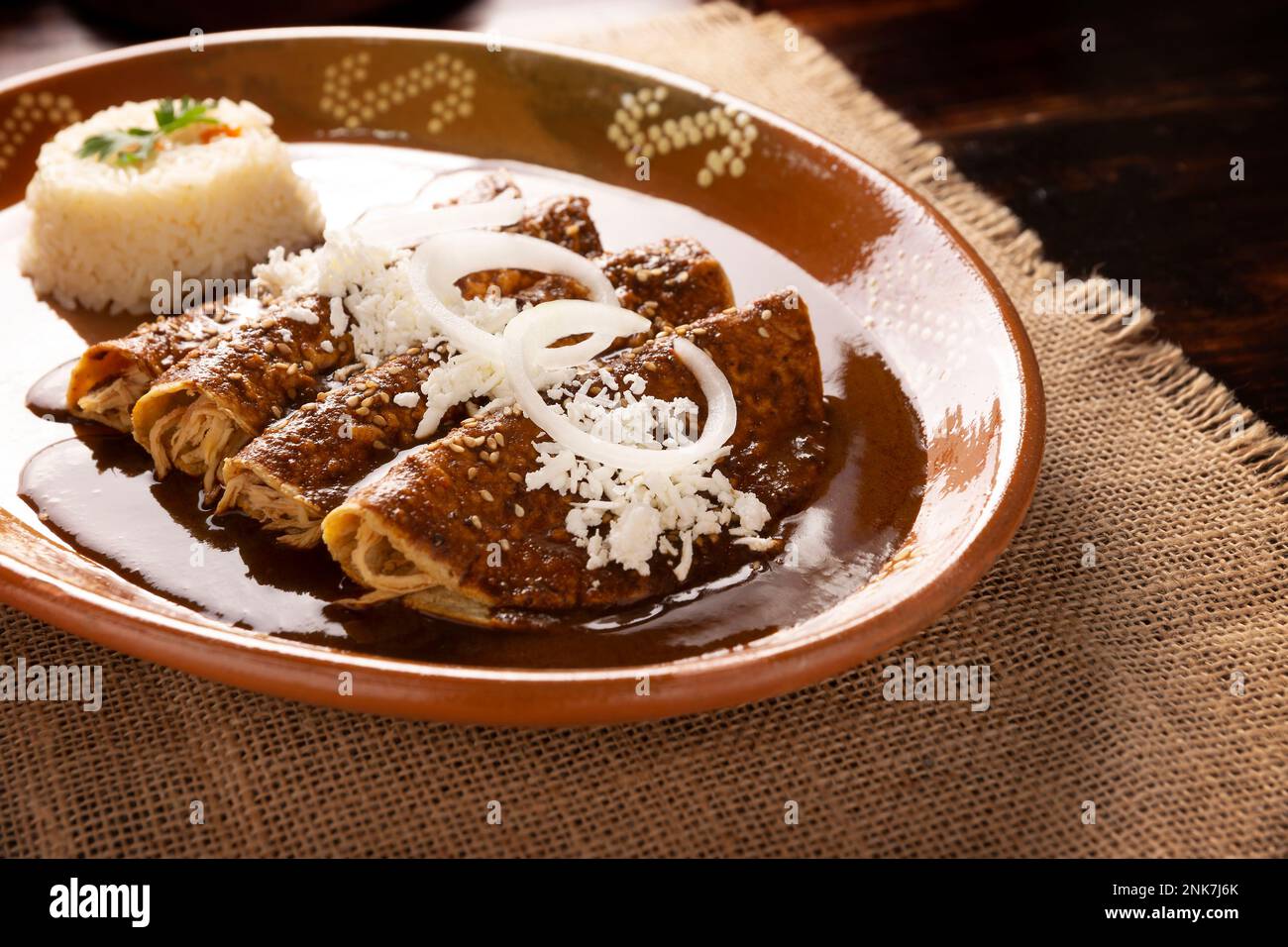 Enmoladas de pollo. También conocidas como mole poblano enchiladas, son