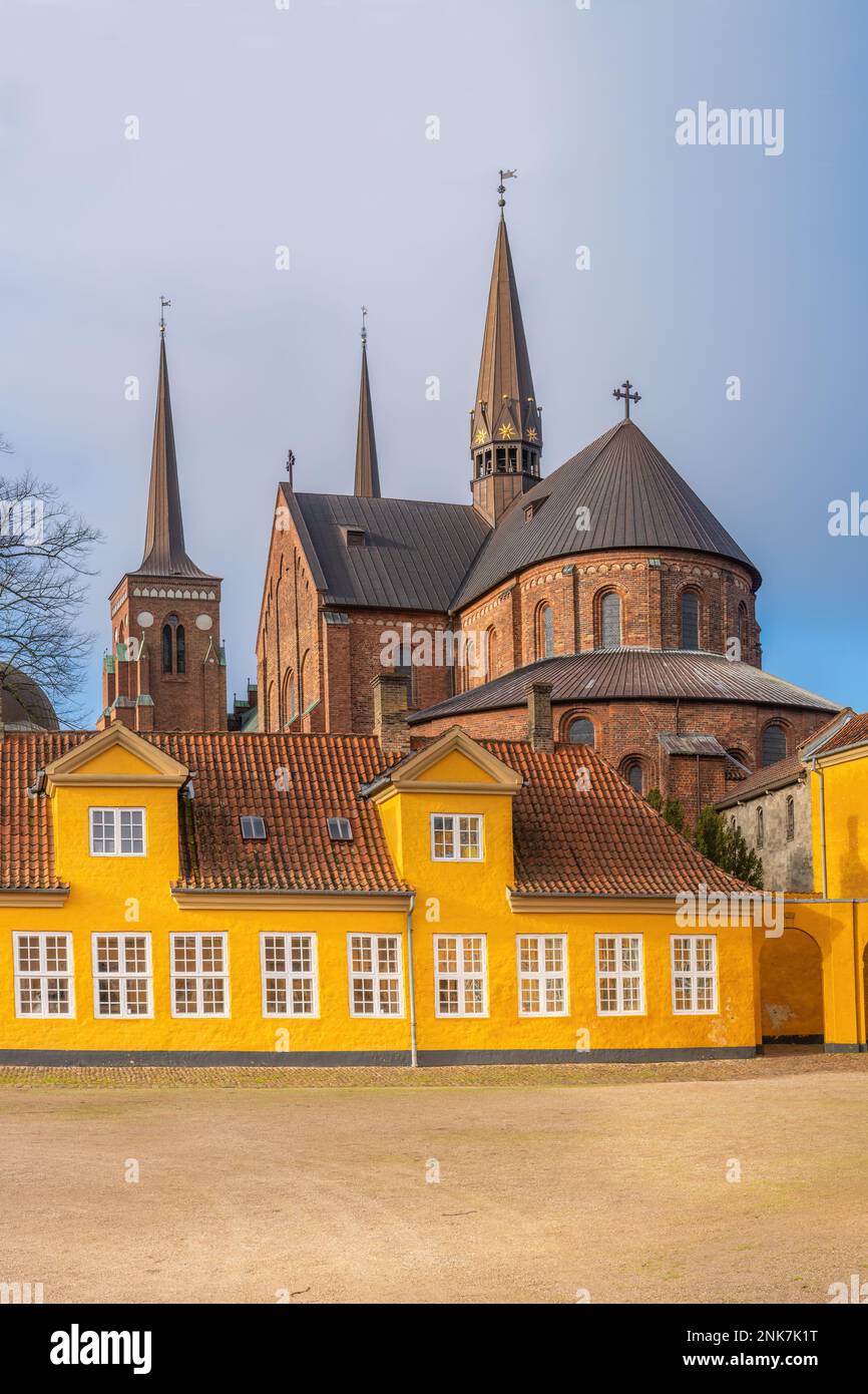 Una vista de la catedral en Roskilde, Dinamarca Foto de stock
