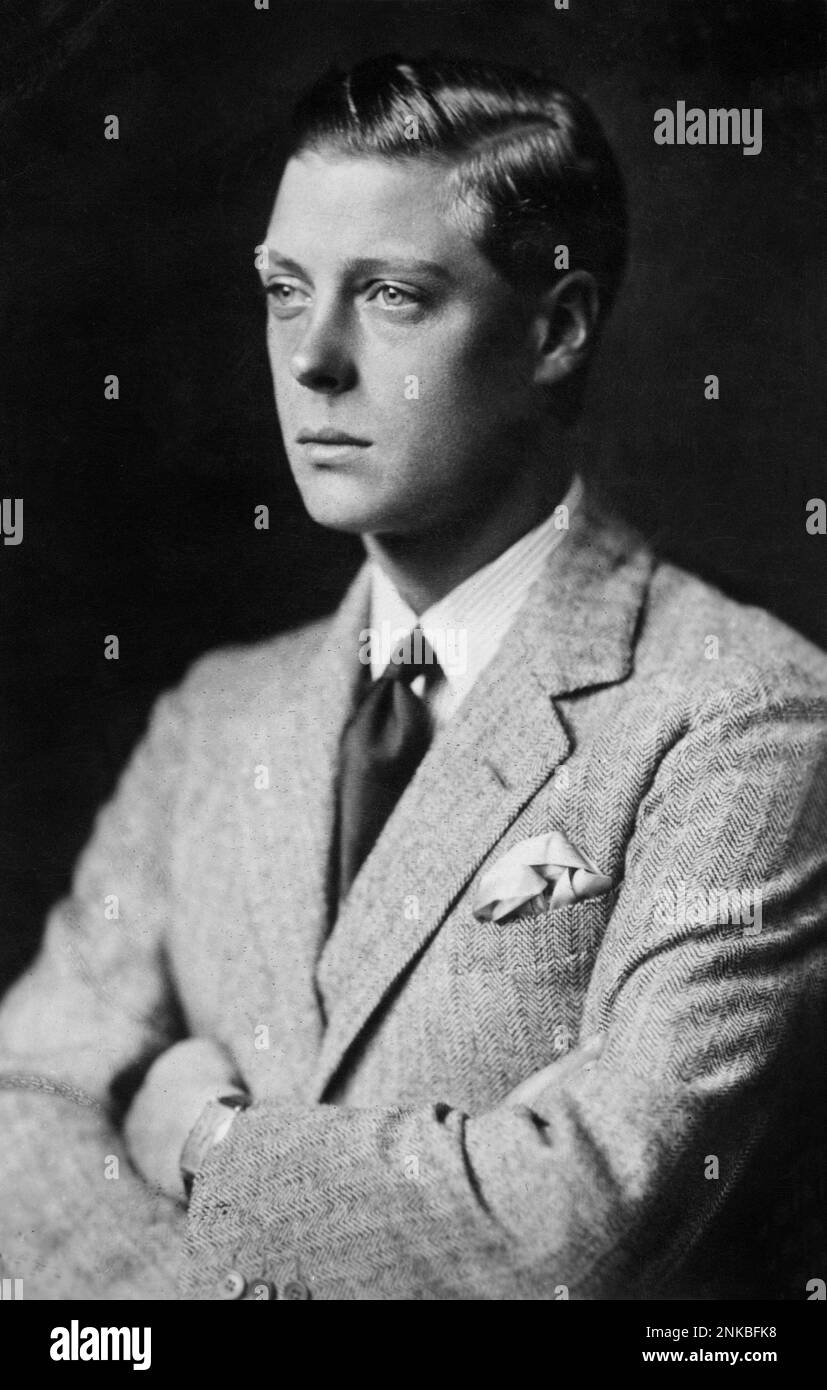 1920 aprox. : El príncipe de Inglaterra EDUARDO de York (después del príncipe y duque de Galles y después de la abdicación de la señorita Wallis Simpson: Duque de WINDSOR ) ( 1894 - 1972 ), desde 1936 Rey EDUARDO VIII . En esta foto se viste como el antiguo rey Jorge de Inglaterra. Foto de Campbell Grey , Londres - CASA REAL - REALEZA - REALI - nobiltà - nobleza - collar - cuello - corbata - orologio da polso - swatch - pochette - fazzoletto nel taschino - MODA - MODA --- Archivio GBB Foto de stock