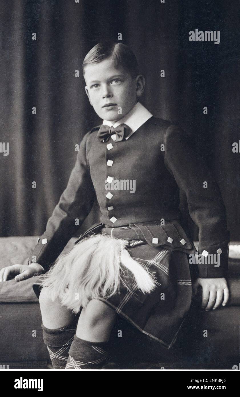 1910 aprox. : El príncipe real JORGE de Gales ( después del duque de KENT ( 1902 - 1942 ) futuro marido de la princesa Marina de Grecia y Dinamarca ( 1906 - 1968 ) hijo del rey Jorge V de Inglaterra ( 1865 - 1936 ) . Foto de Lafayette , Glasgow - cugini - primos - familia - famiglia - ritratto - retrato - REALEZA - REALI - Nobiltà - nobleza - escocés Kilt - traje escocés - WINDSOR - personalidades celebridades de la personalidad cuando era niño pequeño bahía bebés jóvenes - celebrità personalità da giovani bambini bambino giovane piccolo - TIE papillon - cravatta ---- Archivio GBB Foto de stock