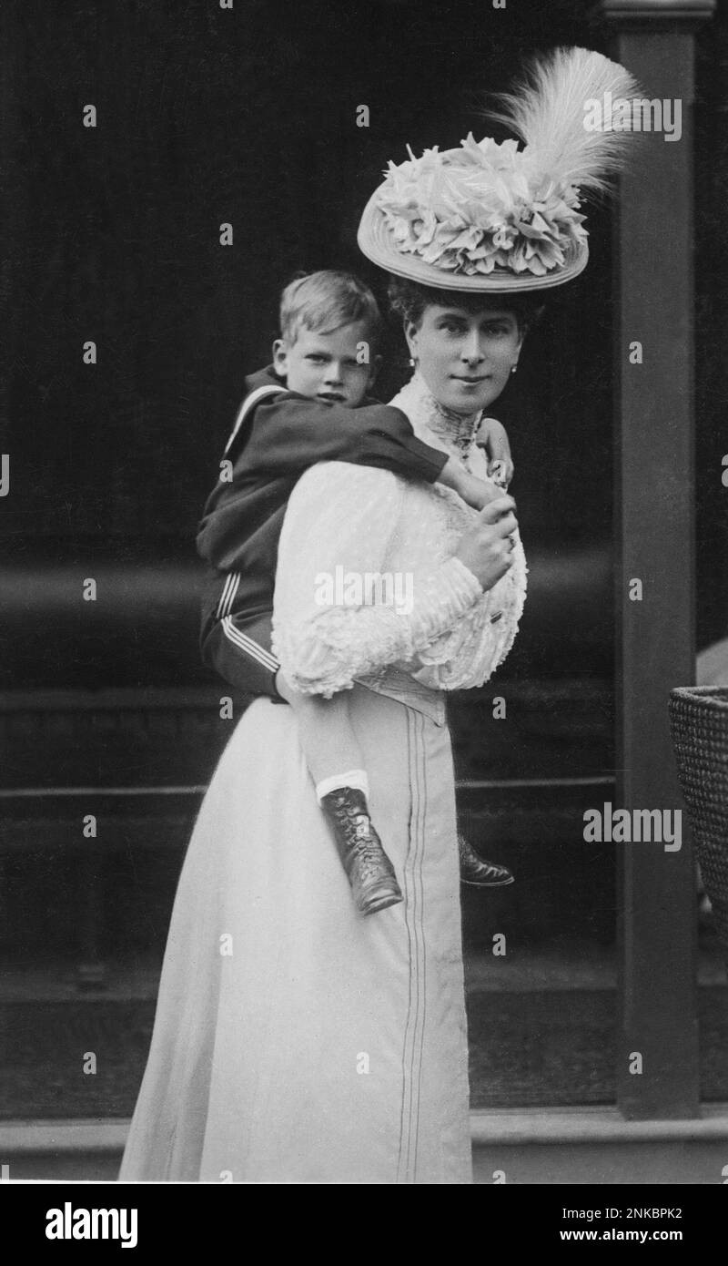 1907 aprox. : El príncipe real JORGE de Gales ( después del duque de KENT ( 1902 - 1942 ) futuro marido de la princesa Marina de Grecia y Dinamarca ( 1906 - 1968 ) hijo del rey Jorge V de Inglaterra ( 1865 - 1936 ) . En esta foto con su madre, la princesa MARÍA de Teck ( futura reina de Inglaterra , 1867 - 1953 ). Foto de W. & Downey , Londres - familia - famiglia - ritratto - retrato - mamá e figlio - REALEZA - REALI - Nobiltà - nobleza - vestito allá marinara - navy - marinero - pequeño - marinaretto - WINDSOR - personalidad personalidades celebridades cuando era niño pequeño bahía bebés jóvenes - cel Foto de stock