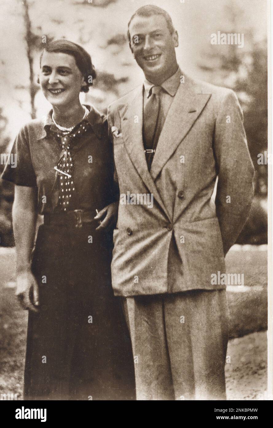 1940 aprox. : El príncipe real JORGE de Gales (después del duque de KENT ( 1902 - 1942 ) con la princesa MARINA de Grecia y Dinamarca ( 1906 - 1968 ). Hijo del rey Jorge V de Inglaterra ( 1865 - 1936 ) . Foto de Dorothy Wilding - familia - famiglia - ritratto - retrato - REALEZA - REALI - Nobiltà - nobleza - WINDSOR - corbata - cravatta - pochette - fazzoletto nel taschino - collar de perlas - perle - collana - poi - polkadots - foulard - sonrisa - sorriso ---- Archivio GBB Foto de stock
