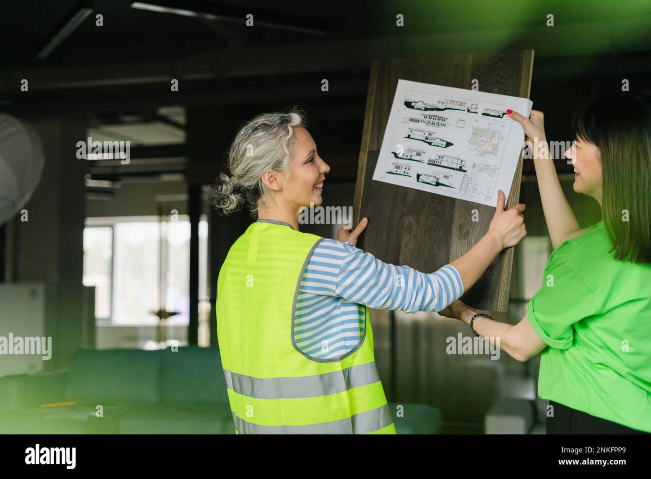 Mujer y Enginerholding plan de construcción en oficina juntos Foto de stock