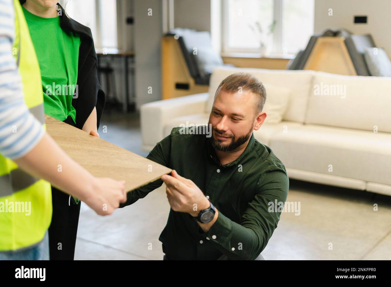 Hombre de negocios con el ingeniero que examina el tablero de madera en la oficina Foto de stock