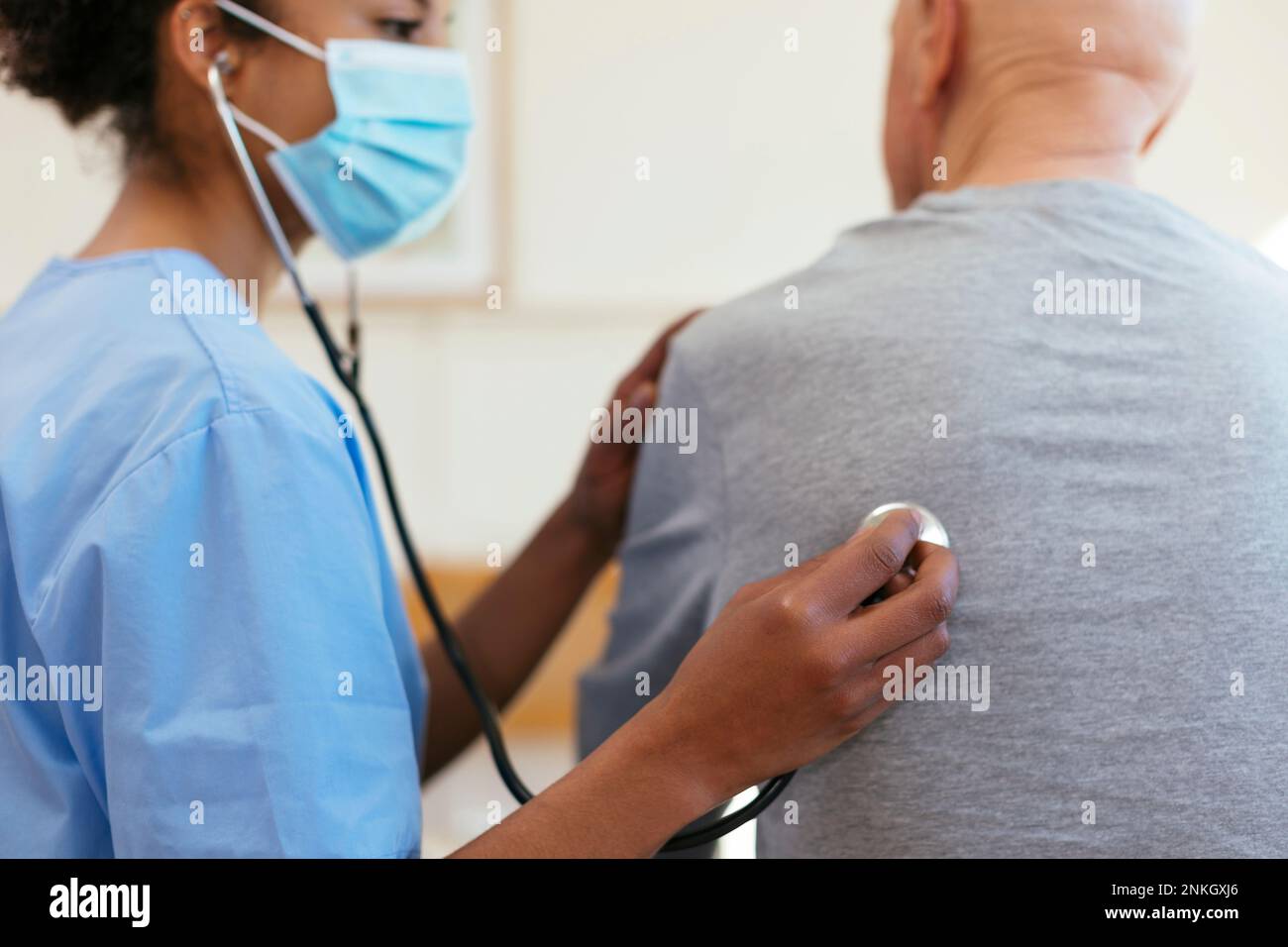 Joven médico escuchar latidos del corazón del feto a través de un  estetoscopio de Pinard en el hospital Fotografía de stock - Alamy