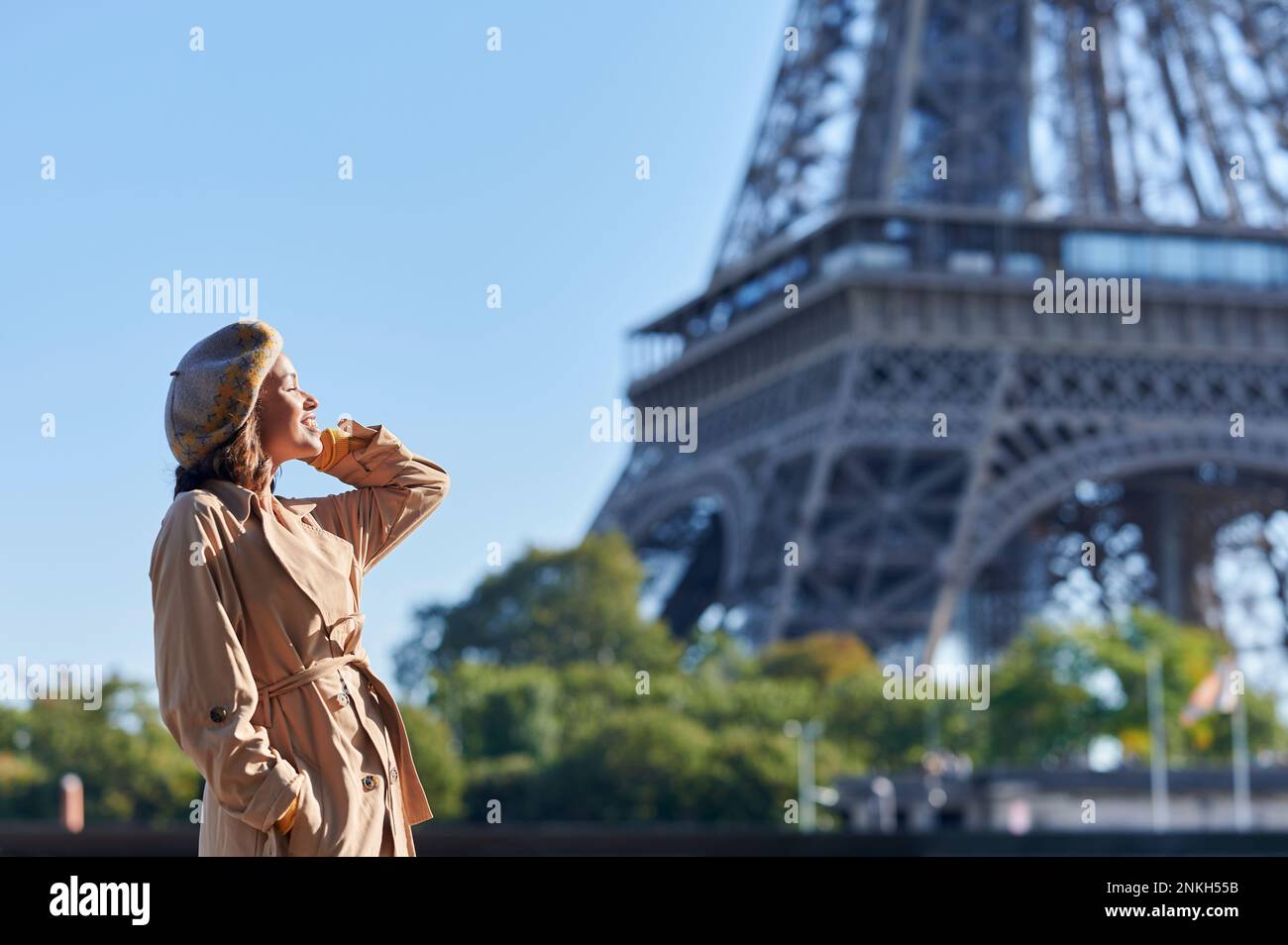 París vistiendo fotografías e imágenes de alta resolución - Alamy
