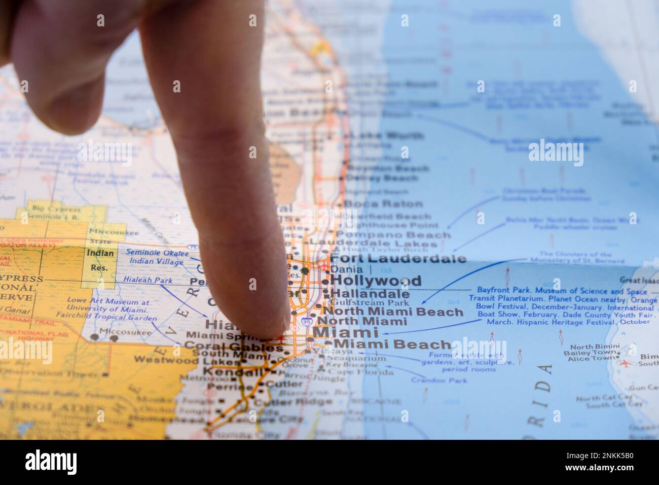Enfoque selectivo) mapa geográfico mundial. El enfoque se concentra en el  estado de Florida y la ciudad de Miami, Estados Unidos Fotografía de stock  - Alamy