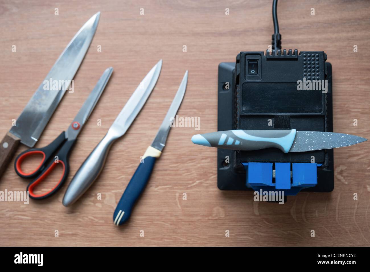 Afilador de cuchillos eléctrico aislado en blanco Fotografía de