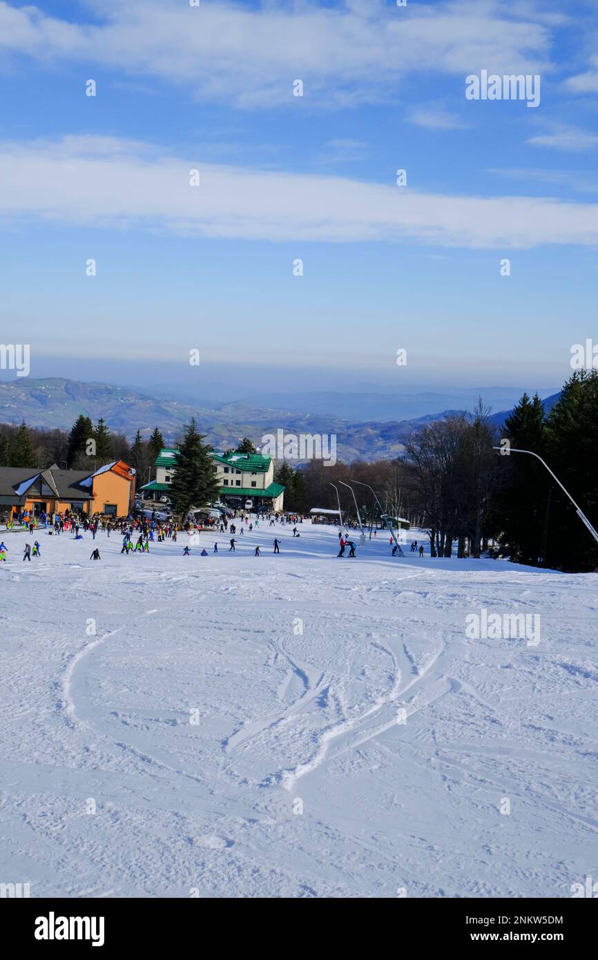Pendiente nevada del Schia. Temporada de esquí. Vistas al paisaje de las montañas Foto de stock