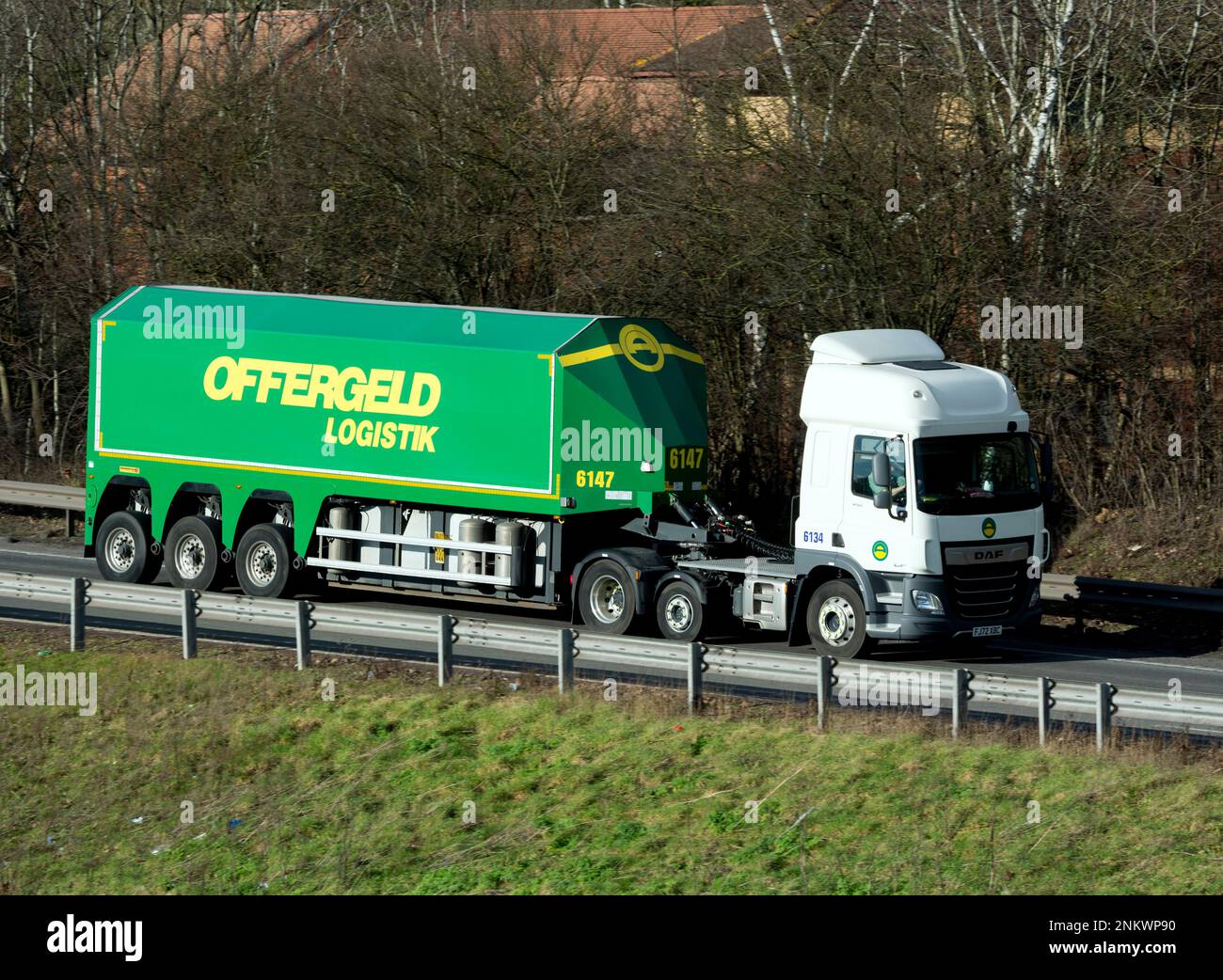 Camión Offergeld Logistik que se une a la autopista M40 en la salida 15, Warwick, Warwickshire, Reino Unido Foto de stock