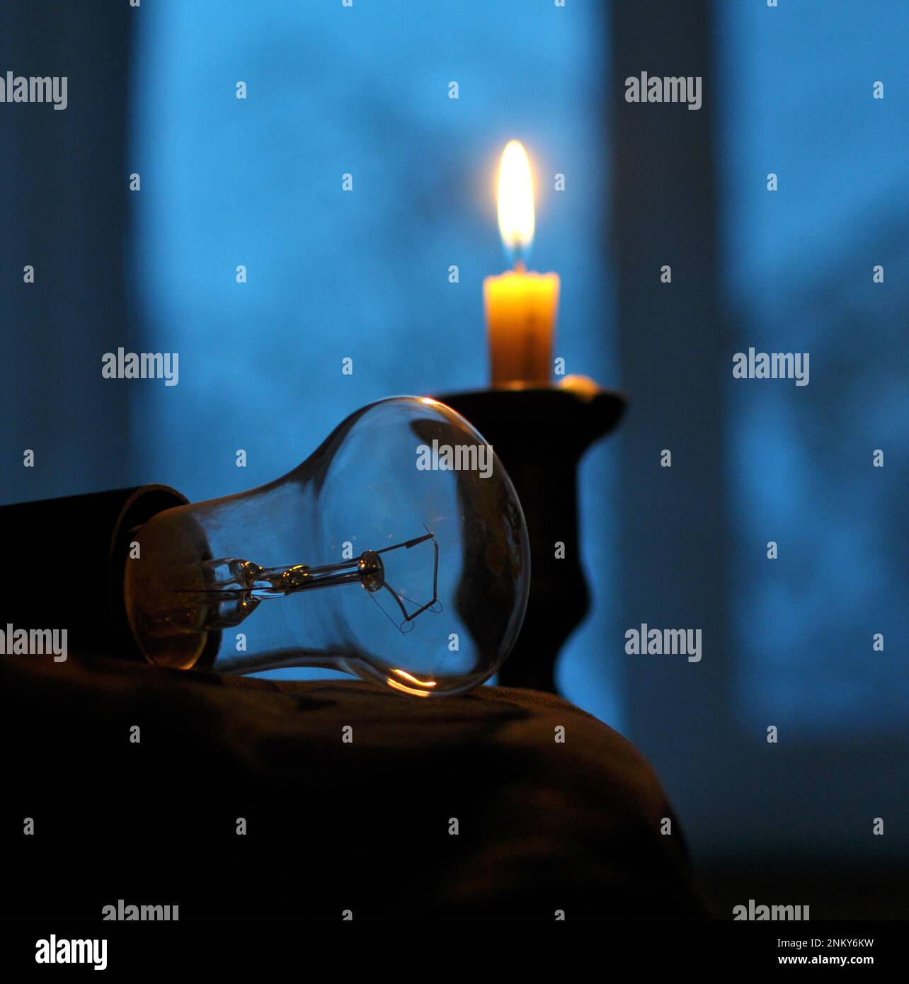 En la oscuridad, cuando no hay suministro de electricidad, se enciende una vela Foto de stock