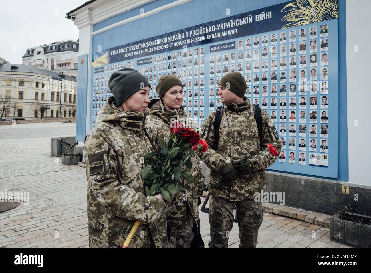 Ucrania / Kiev - 24/2/2023 - Adrien Vautier / Le Pictorium - Guerra en Ucrania - 1 año - - 24/2/2023 - Ucrania / Kiev - Soldados ucranianos ponen rosas en el 'Muro de los Héroes', el monumento se erigió para honrar a los soldados que han estado desaparecidos en el conflicto desde 2014. NO RUSIA Foto de stock