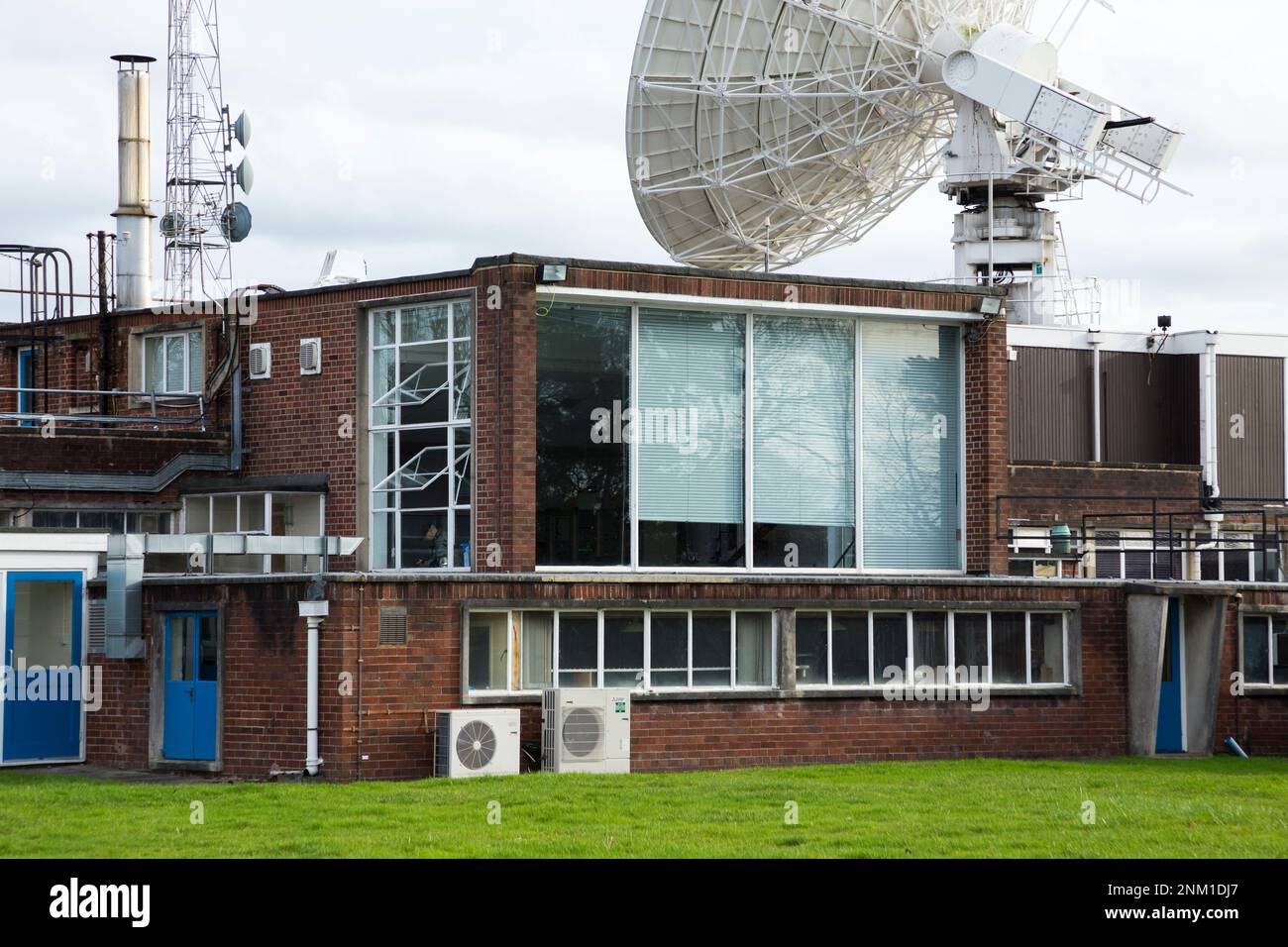 La sala de control (con las grandes ventanas protegidas por persianas) del gigantesco radiotelescopio Lovell – ignorado por el Telescopio de 7M / 7 metros. Sitio de Jodrell Bank, Cheshire, Reino Unido. (133) Foto de stock