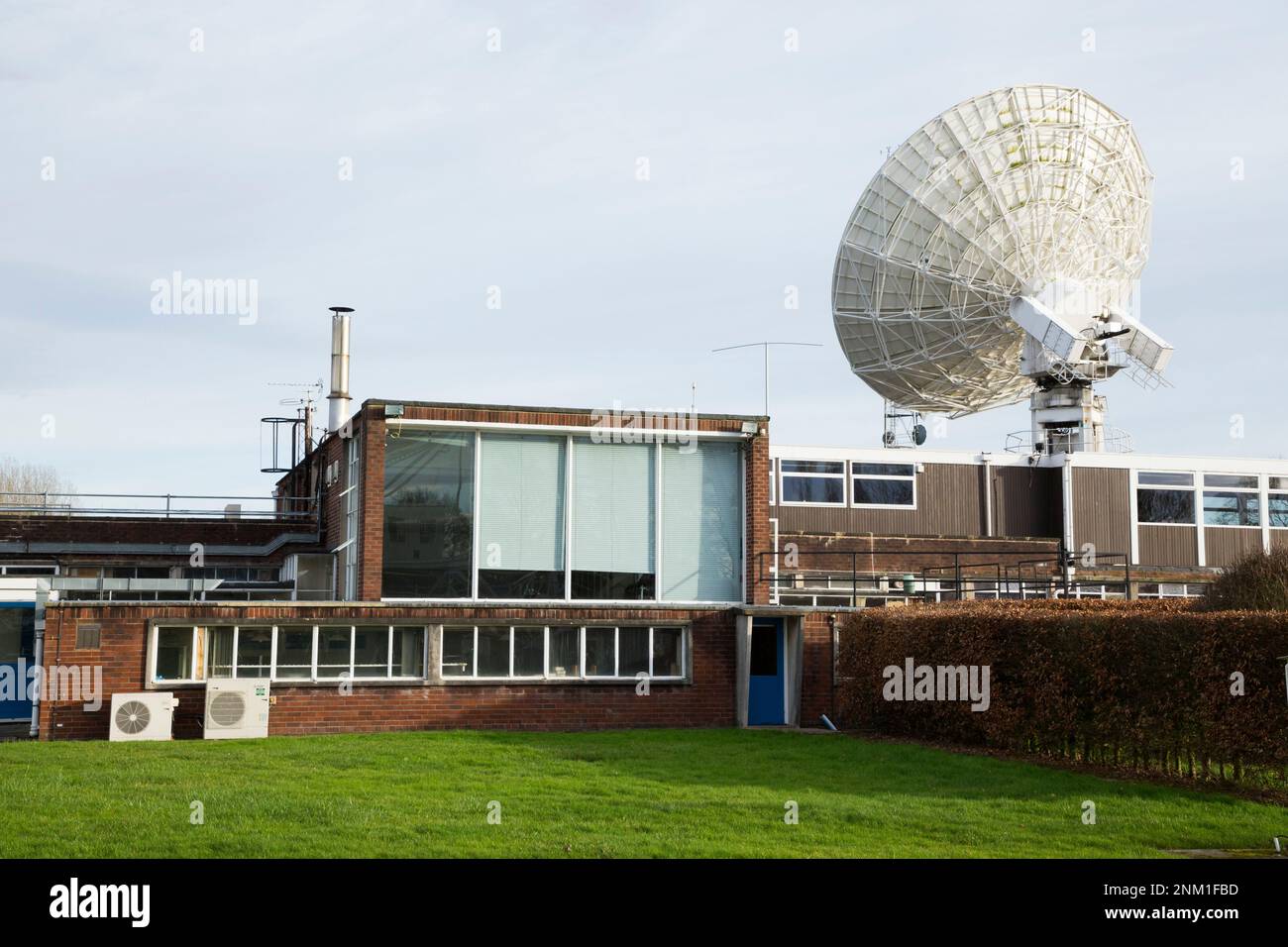 La sala de control (con las grandes ventanas protegidas por persianas) del gigantesco radiotelescopio Lovell – ignorado por el Telescopio de 7M / 7 metros. Sitio de Jodrell Bank, Cheshire, Reino Unido. (133) Foto de stock