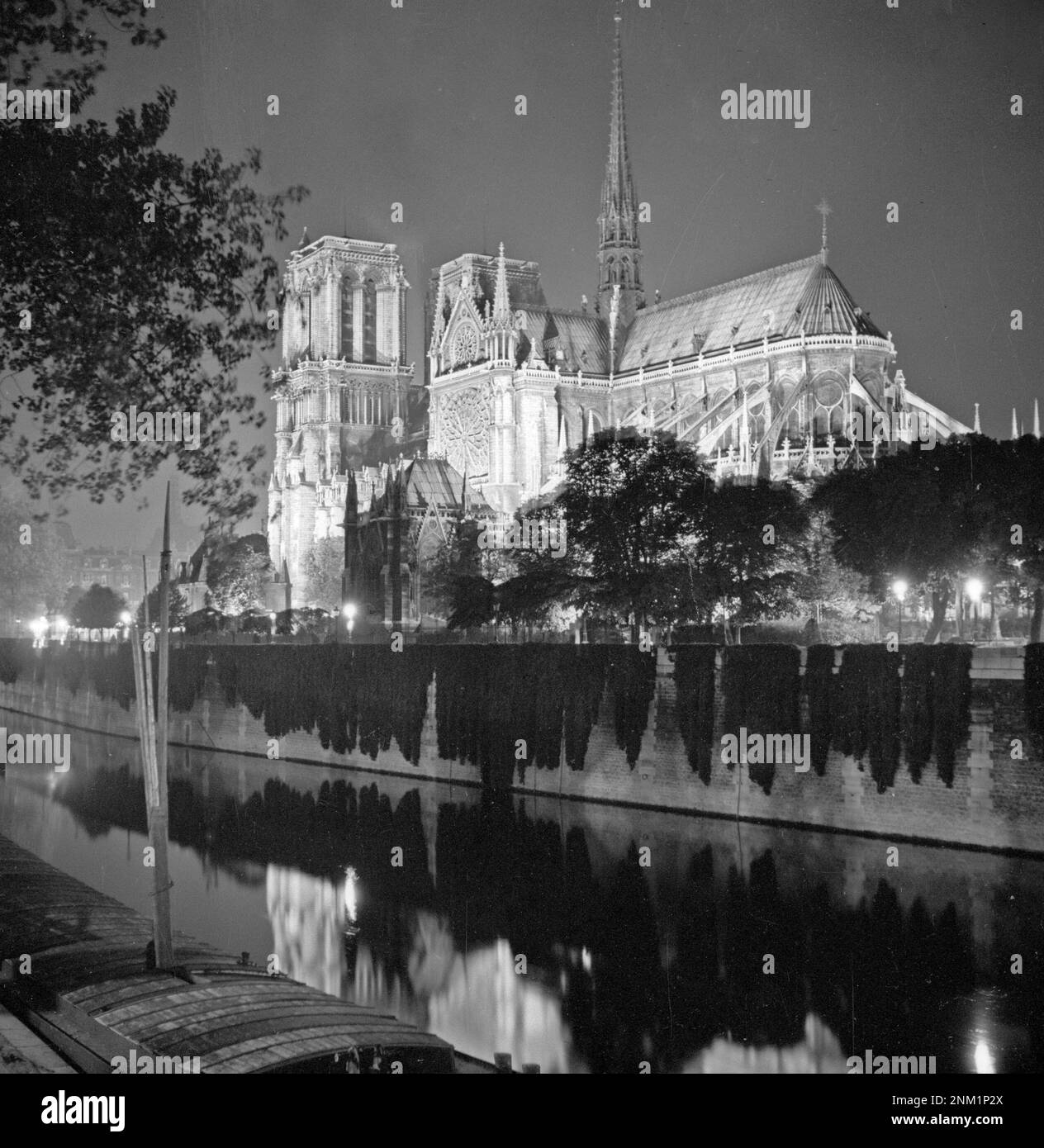 Catedral de Notre Dame en París, iluminada ca: 1930s a 1950s Fotografía ...